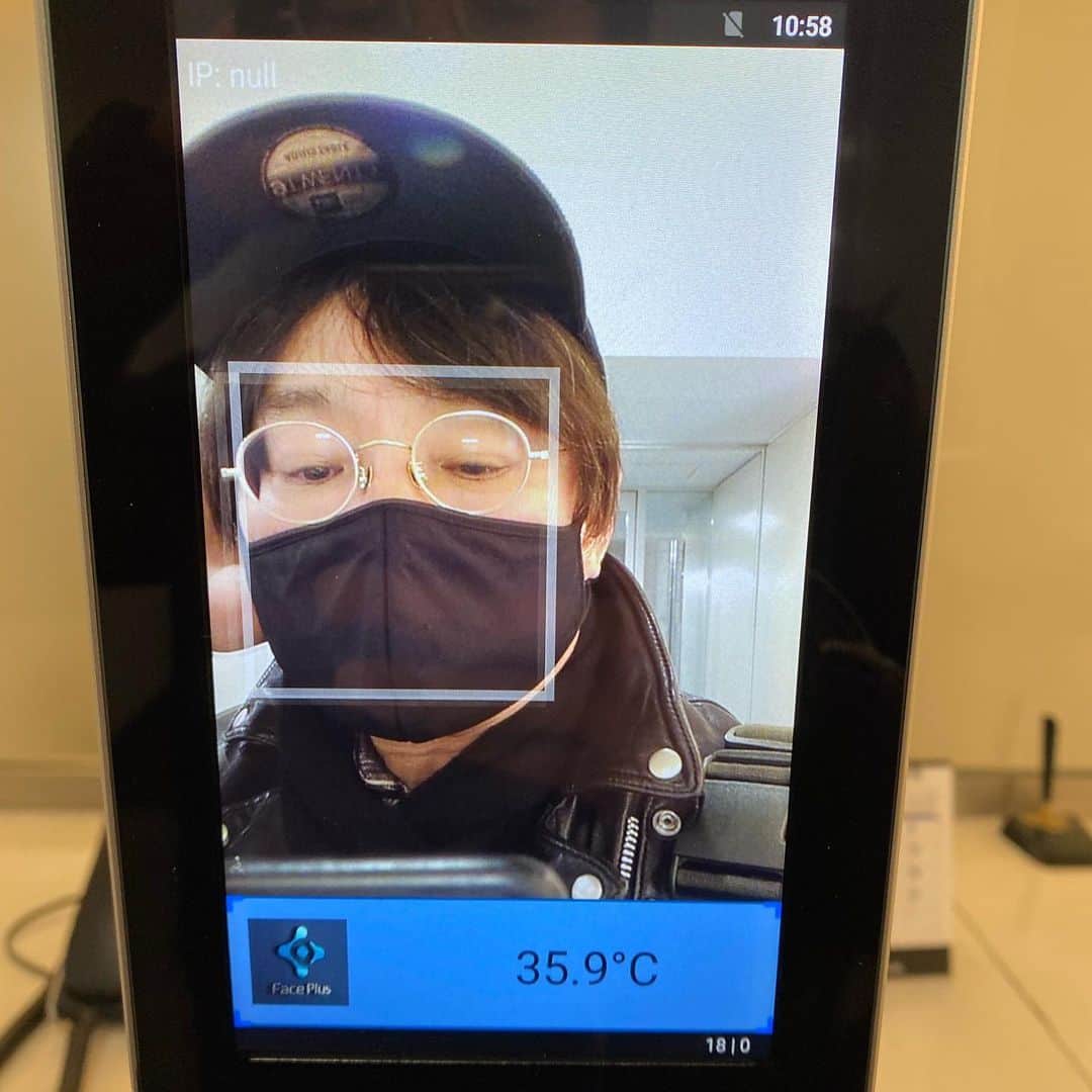 浅田信一のインスタグラム：「SME六番町ビルにてMTG。 ブレスト的に4時間。 リモートワークが進んでいるためか人はまばら。 エントランスで検温&消毒はもはやどこもデフォルトかな。  今夜21時くらいから実験的にClubhouseで友達のミュージシャンと話します。」