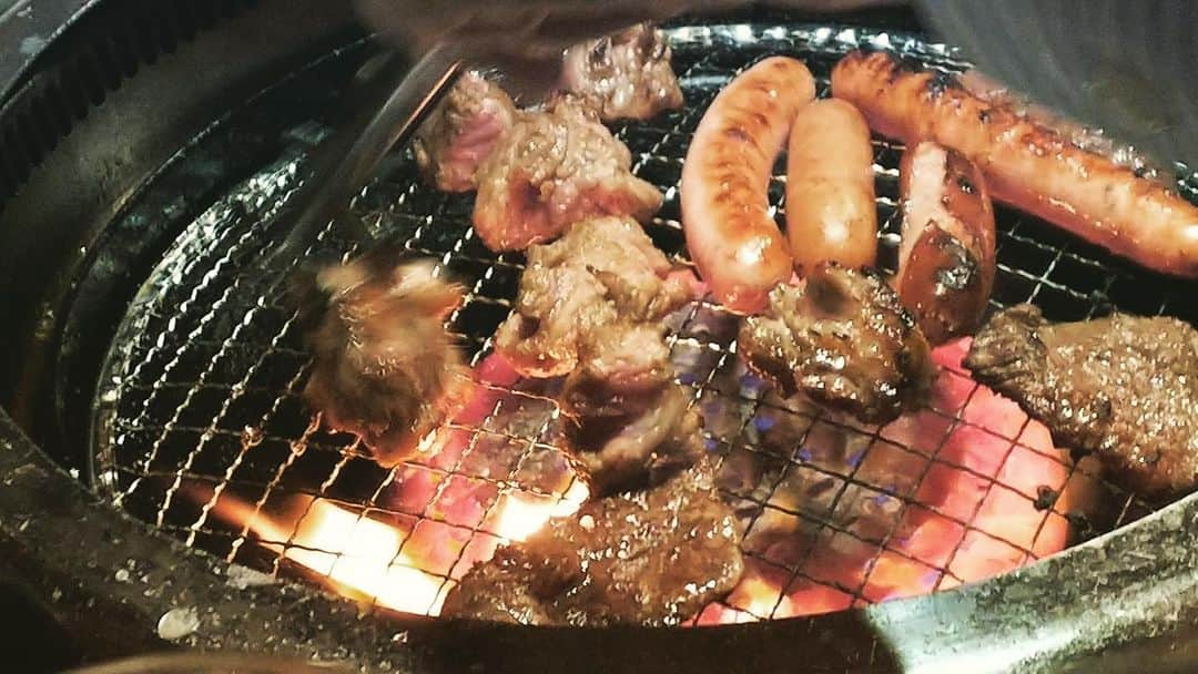 かるび家 梅田店のインスタグラム：「お肉焼いてる画像だけでお腹が空きますよね😂 お腹が空いた皆さんかるび家へお越し下さい！！！ 美味しいお肉に美味しい一品物全て揃ってますよ♪  #梅田グルメ  #梅田ディナー」