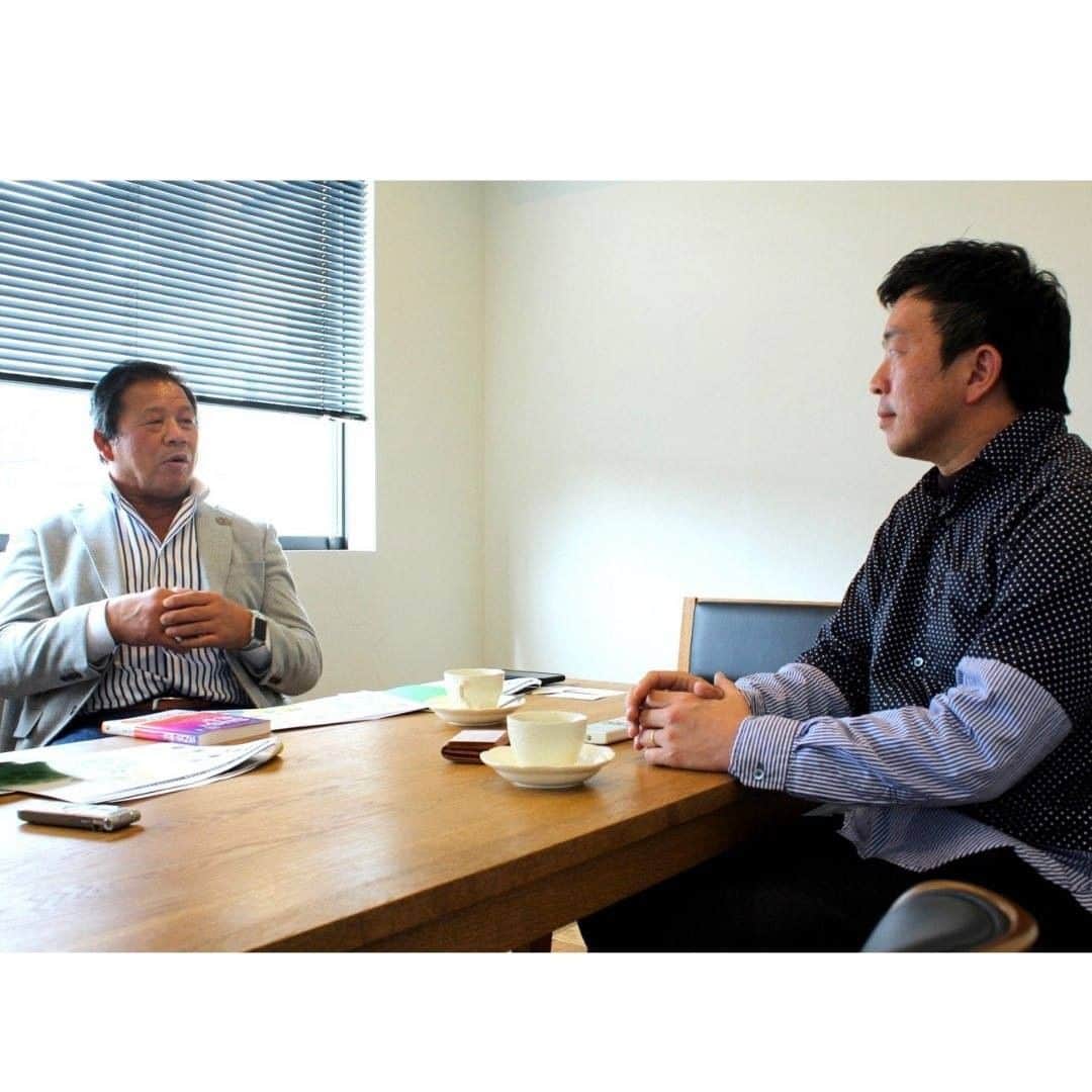 株式会社 新大陸さんのインスタグラム写真 - (株式会社 新大陸Instagram)「＼＼素晴らしいゲストがご来社／／  新大陸・浜松オフィスへ、プロレス界のレジェンド 藤波辰爾さん(  @fujinami_tatsumi_official )がご来社くださいました。  藤波辰爾さんは、アントニオ猪木さんが設立した、新日本プロレスの黄金期に大活躍されたプロレスラー。ニックネームは「ドラゴン」。 引き締まった肉体と端正なマスク、華麗な飛び技でプロレスファンだけではなく、女性や子どもからも絶大な人気を誇りました。  今回は、B.S.TIMES様が発行するインタビューマガジン「B.S.TIMES」2021年 4月号の掲載用に、藤波さんがインタビュアーとしてお越しになり、新大陸の取り組みについて取材を受けました。  新大陸 代表鈴木は小学生の頃から全試合を録画して見るほどプロレス大好き！ そんなテレビの中のヒーロー藤波さんと出会えて話せて感激したということでした。  全日本、新日本プロレスをTVで見ていた世代のスタッフも、一緒に写真をとってもらいとても喜んでいました。  リングの上での厳しい戦いをしているイメージがありますが、実際お会いしてみると、気さくで丁寧な対応に、優しいお人柄を感じました。  #新大陸 #shintairiku #sns #マーケティング #ウェブマーケティング #SNSマーケティング #浜松 #東京 #大阪 #福岡 #藤波辰爾  #炎の飛龍 #ドラゴン #ドラゴンスープレックス #ドラゴンロケット #新日本プロレス #プロレス好き #プロレス #WWWF #WWE」2月16日 16時20分 - shintairiku.co.ltd
