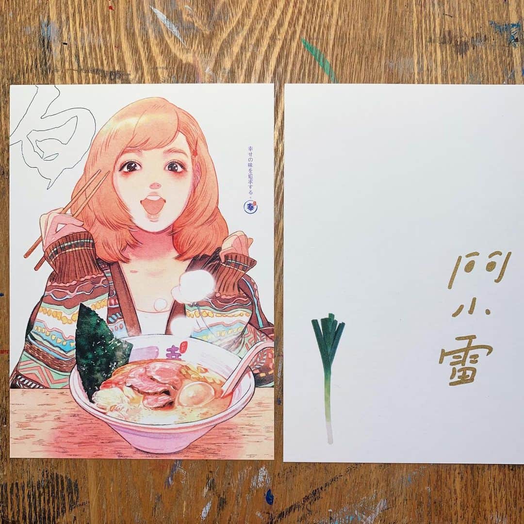 のインスタグラム：「赤黑白postcard set開始接受換購🍜  凡於幸拉麵 @shiawaseramen 惠顧白豚、黑豚或赤豚+$50可換取一套三款作品，首60套附有親筆簽名，換完即止。  詳情與營業時間請留意 @shiawaseramen ✨」