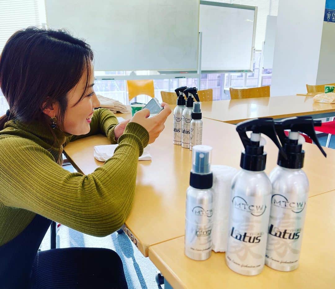 井手大介のインスタグラム：「#mtcw の水性ガラスコーティング剤「インフィニティ」と今月末発売の撥水スプレー「ロータス」をいち早く手に入れてがっつりテンションが上がってるおかまり。いやーびっくりする撥水スプレーでした、詳しくは今週末の #釣りビジョン #釣りうぇーぶ　をチェックしてね！感動した！」