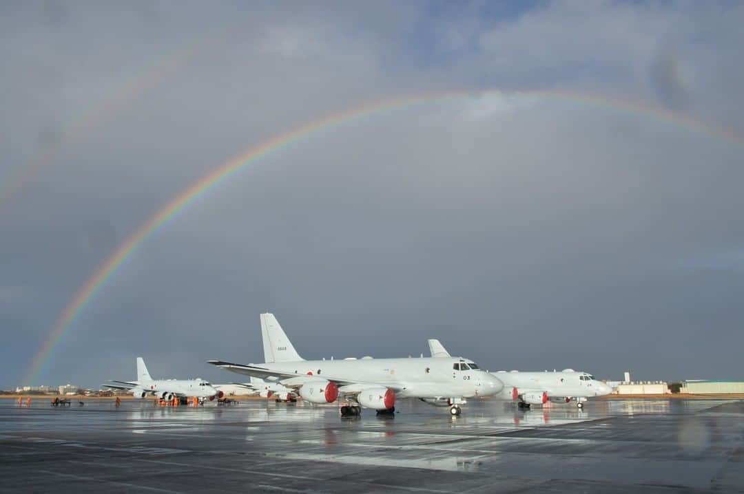 海上自衛隊さんのインスタグラム写真 - (海上自衛隊Instagram)「昨日は激しい風雨にさらされた厚木航空基地。 雲が晴れた先で第３航空隊が激写しました。 めったに見られないレインボー with P-1をご覧ください！  #海上自衛隊  #P1  #厚木  #虹  #空  #君に見せたい景色  #写真好きと繋がりたい」2月16日 16時36分 - jmsdf_pr