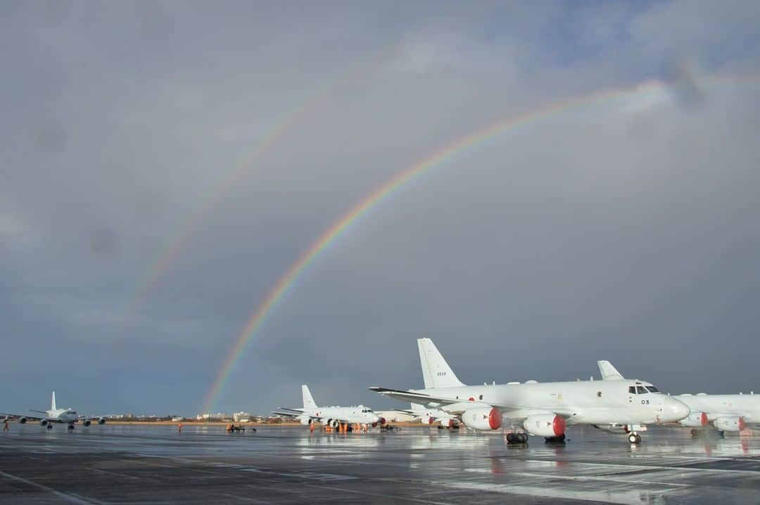 海上自衛隊さんのインスタグラム写真 - (海上自衛隊Instagram)「昨日は激しい風雨にさらされた厚木航空基地。 雲が晴れた先で第３航空隊が激写しました。 めったに見られないレインボー with P-1をご覧ください！  #海上自衛隊  #P1  #厚木  #虹  #空  #君に見せたい景色  #写真好きと繋がりたい」2月16日 16時36分 - jmsdf_pr