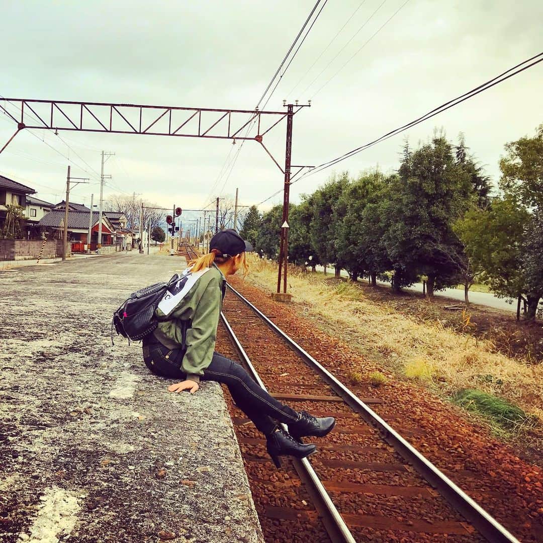 のインスタグラム：「いつかの出張できーちゃんがとってくれた懐かしい一枚✨ . . . ずっと鈍行列車に乗ってる気分なんだけど まわりはずっと新幹線 追いつけなくなるのも怖いけど ちゃんと目的地には向かってるからまあいいか、って 今は思ってるよ . . . 止まるのだけはこわいから ちょっとでも動き続けてよう . . . . お知らせ🦋 推しプラン追加されてるようなので18日のご予約まだの方は推しプランで🙌 既に予約されていてもDM頂ければ変更も可能です！ ゆっくりお話ししたい方はこちらオススメしまふ☝️ . . . . .  #オージェネの逆襲 #OGCA #むちむち #おしり #撮影会 #モデル #撮影会モデル #ポートレート #扎心了 #좋아요 #일본」
