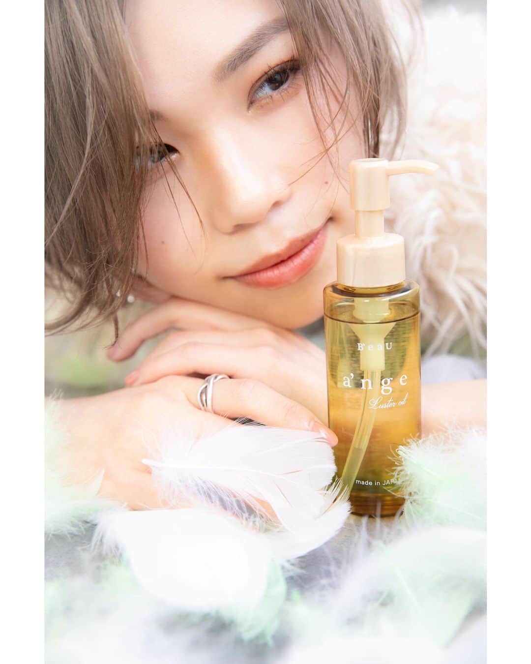 のインスタグラム：「B'eauはヒトの持つ本来の美しさ。気持ちの内側からキレイに。  【素材美】を惜しみなく引き出せるハイパフォーム　ヘアケアブランドです。  ..  B'eau cosmetic Japan から  春にリリースされるこだわり抜いたオイルのご紹介。  　先ず、髪の毛に1番大切なキューティクルを熱と共に閉じる効果のあるγ-ドコサラクトン、そしてアンチエイジングに効果のあるアルガンオイル。マカデミア、アボガド、バオバブが配合されており、抗酸化作用やビタミンが豊富なスタイリングトリートメントオイルになってます。  　a'nge はフランス語で【天使】  　天使の様に自由に気持ちが浮遊するイメージと 髪に使用した後、見た目から連想する天使の輪にかけて名前をつけました。  　質感は、重くなりすぎず、ヘアスタイル本来のフォルム崩しにくいラスターオイル。　をテーマに何回も思案しての手触りと指通り、そしてツヤ感になります。  　香りにつきましては、日頃から香りが大好きな私が色々考えて、朝にヘアオイルをつけることによって、気持ちを上げてもらえる様な香り付けをさせてもらってます。  【ベリー　& ホワイトフローラル　の香り】  　落ち込んだり　悲しくなっても　  　次の日からは素直でピュアな気持ちを持てる様な透明感のある暖かい香りです。  　香り以外に髪に溶けていく様なこのディテールを是非皆さんにお試しいただきたいと思います。  　発売は3月末から4月になります。  　メーカー直販品です。  　https://beau-japan.com/  #エルカラクトン　#ドコサラクトン　#ボウシャンプー　#Beau #브리치헤어  #大阪美容室　#東京美容室　#人気シャンプー　#人気コスメ　#美容　#beauty  #shampoo #treatment  #beau #ストレートヘア  #サラサラヘアー  #艶髪　#艶髪シャンプー　#艶髪トリートメント　#ナノリペア　#ファイ型ケラチン　#ツルツルヘア　#人気トリートメント　#ange #angel #アンジュ#ヘアオイル　#アウトバストリートメントオイル　#スタイリングオイル」