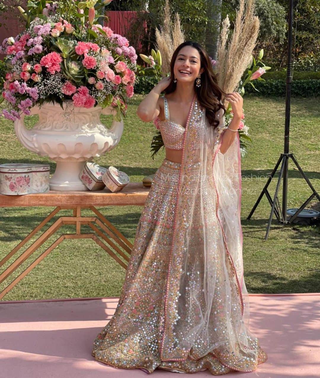 Indianstreetfashionのインスタグラム：「This outfit though 😍😍😍 #indianstreetfashion @indianstreetfashion #indianwedding #weddings #weddingsupplier #wedding #weddingsofinstagram #instawedding  #bridesofindia #bridesofinstagram #indianbridaloutfit #bridaloutfit #weddinglook  #bridestyle #weddingtrend #jewellery #weddinginspo #weddingplanner #weddingblogger #destinationwedding #weddingchoreography #couture #weddingjewellery #weddingshopping #weddingseason #indiandesigner @tamannapunjabikapoor」