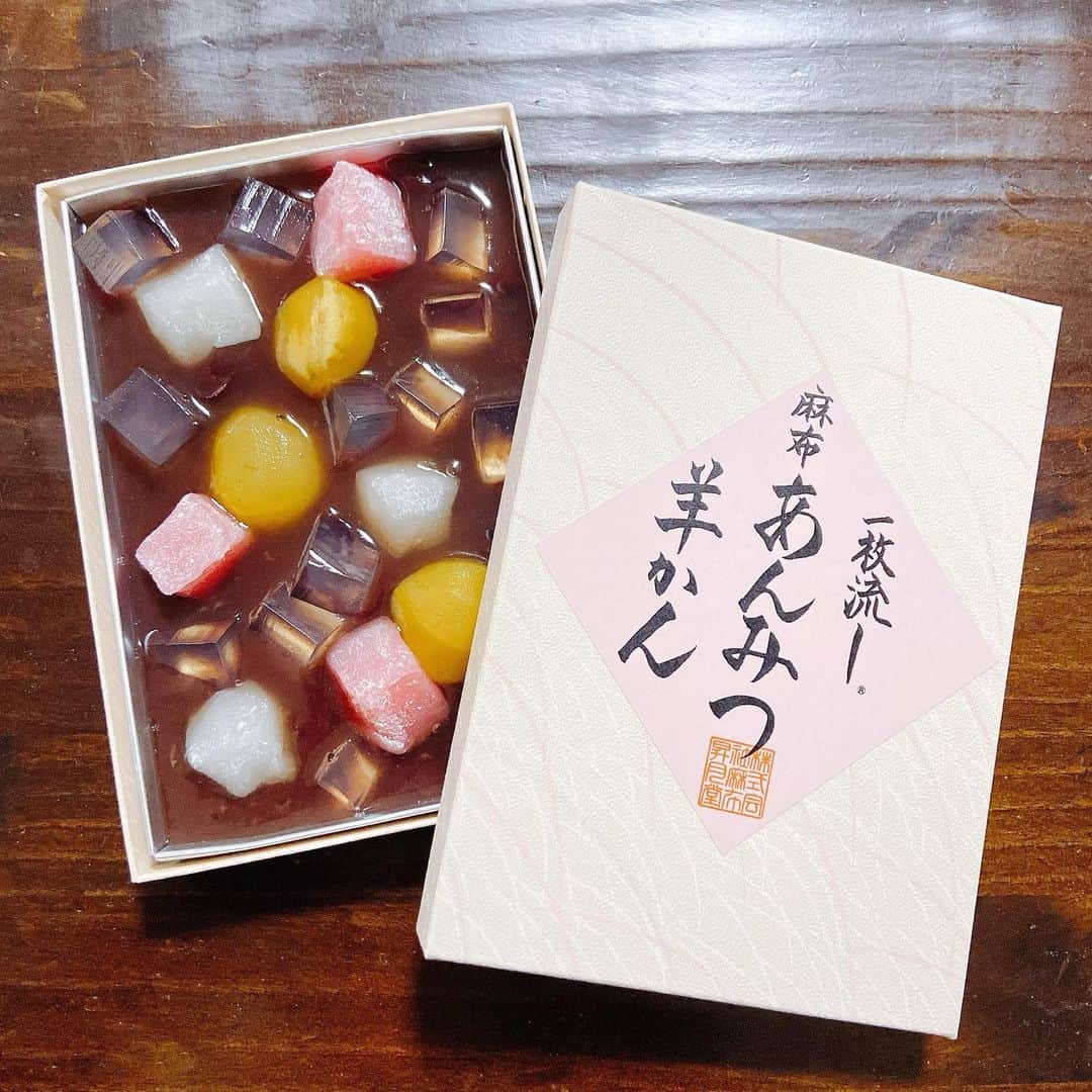 和田安佳莉のインスタグラム：「昇月堂のあんみつ羊かん美味しーー 虎屋がいっぱいで代わりに寄ったのだが大ヒット あんみつと羊かんのいいとこ取り 欲張りな感じがいい . #和菓子 #昇月堂 #麻布 #美味 #あんみつ羊羹 #あんみつ #羊羹 #ぺろり」