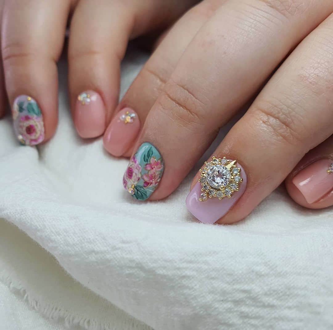 Yingのインスタグラム：「I used PREGEL #873, #279 and #835 for the base, PREMDOLL #634, 633, 630 and 639 for the flowers, Liquid Metal Gold for the outlines, and PREGEL Art Liner in White, Black, and Green.  Items can be purchased at @nailwonderlandsg 🤗 . . . 🛒 www.nailwonderland.com⁣⁣ 📍20A Penhas Road, Singapore 208184⁣⁣ (5 minutes walk from Lavender MRT)⁣⁣ .  I am currently only able to take bookings from my existing pool of customers. If I have slots available for new customers, I will post them on my IG stories. Thank you to everyone who likes my work 🙏 if you need your nails done, please consider booking other artists at @thenailartelier instead ❤  #ネイルデザイン  #ネイルアート #ネイル #ジェルネイル #nailart #네일아트 #pregel #プリジェル #nails #gelnails #sgnails」