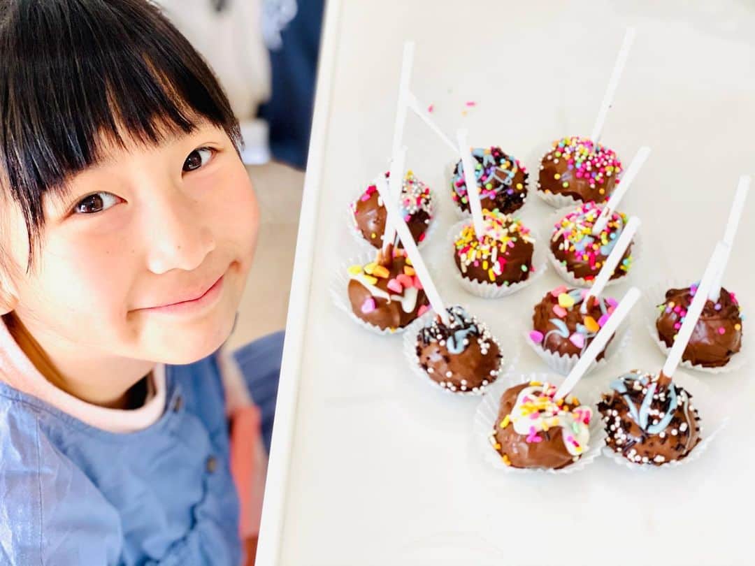 木嶋菜穂子のインスタグラム：「.﻿ ﻿ バレンタインでしたね♡﻿ ﻿ 学校でレシピを検索してきて﻿ 前日の買い出しから﻿ めちゃ楽しんでた娘と﻿ ﻿ ママはお手伝い係で﻿ 可愛いチョコポップ作りを💕﻿ ﻿ ﻿ みんなの待ち合わせ時間、﻿ ご近所は﻿ おやつ持った女子たちで﻿ ﻿ ハロウィンなみに﻿ めちゃめちゃにぎやかー☺️﻿ ﻿ ﻿ 最終的に、またうちに集まって﻿ 庭でおやつパーティー🍪して。﻿ ﻿ 女子って小さい頃から﻿ なんでも楽しむ天才だなぁと♡﻿ ﻿ にぎやかなバレンタインでした💕﻿ ﻿ ﻿ ﻿ ママにとっては、﻿ クリスマスも﻿ バレンタインも﻿ ﻿ もはや子供ためのイベント﻿ って感じなんだけど﻿ ﻿ ﻿ こうしてキッチンに並んで﻿ 一緒に作る時間は﻿ ﻿ あと何年、﻿ あと何回あるだろう﻿ ﻿ そう思うとかけがえなく、﻿ 一緒に全力で楽しむことにしてる♡﻿ ﻿ 　﻿ ﻿ - - - - - - - - - - - - - - - - - - ﻿ ﻿ 👗おうちで起業・副業したい方へ﻿ ﻿ 会社員でも、在宅主婦でも﻿ 知識ゼロから毎月5〜70万 へ﻿ ﻿ \ 難しくない！スマホでできる！/﻿ ﻿ 女子の楽しい毎日をつくる👠✨﻿ ﻿ "やさしいアパレル輸入物販"﻿ メルカリ物販コミュニティ LINO﻿ ﻿ ﻿ ※﻿ 新規むけ全国セミナーはお休み、﻿ オンライン無料個別相談 受付中♡﻿ ﻿ 💌お問い合わせは﻿ プロフィールのトップリンク﻿ LINE@より」