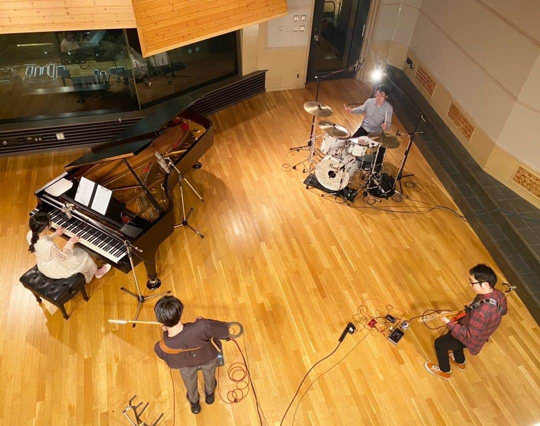 miyuのインスタグラム：「ソロ曲のMV撮影✨バンドメンバー邦さん、イトケンさん、LUCKY TAPESの高橋さん！広いレコーディングスタジオで、上からの写真が素敵。完成が楽しみです！！」
