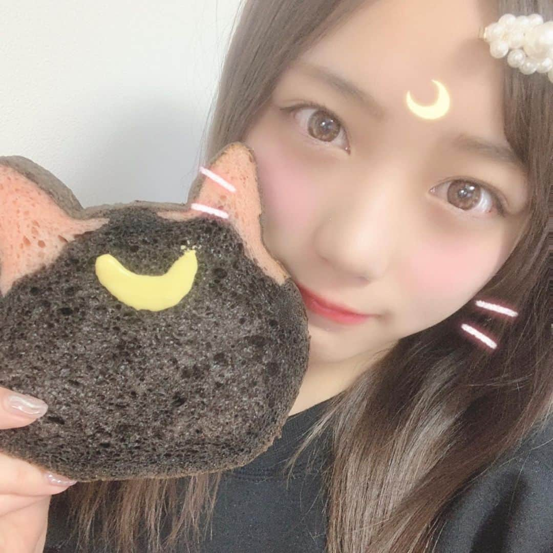 首藤百慧さんのインスタグラム写真 - (首藤百慧Instagram)「ルナの食パン🐱🍞♡ ． ． #すっぴん #失礼します (笑) #nekonekoshokupan #idol #セーラームーン #ルナ #食パン #ラストアイドル #ラストアイドル2期生アンダー #アイドル #首藤百慧 #もえつん」2月16日 16時44分 - moe_li2u