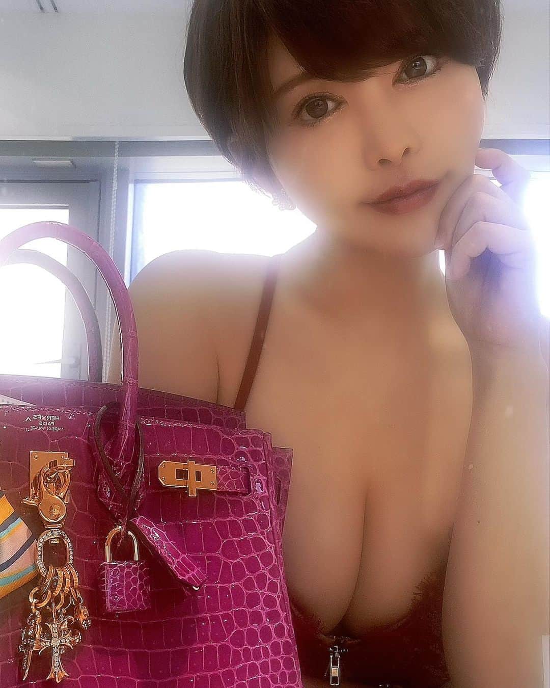 里美ゆりあのインスタグラム：「ドレスの撮影をしてきたよん♡  ムチムチピチピチだったけど多分ギリ 大丈夫w  #メゾンドボーテ  #dress #撮影 #photography  #photo #キャバクラドレス  #キャバクラ #キャバ嬢 #キャバ嬢ドレス  #hermes  #hermès  #birkin  #birkin25  #クロコ #ポロサス #よろしくね」