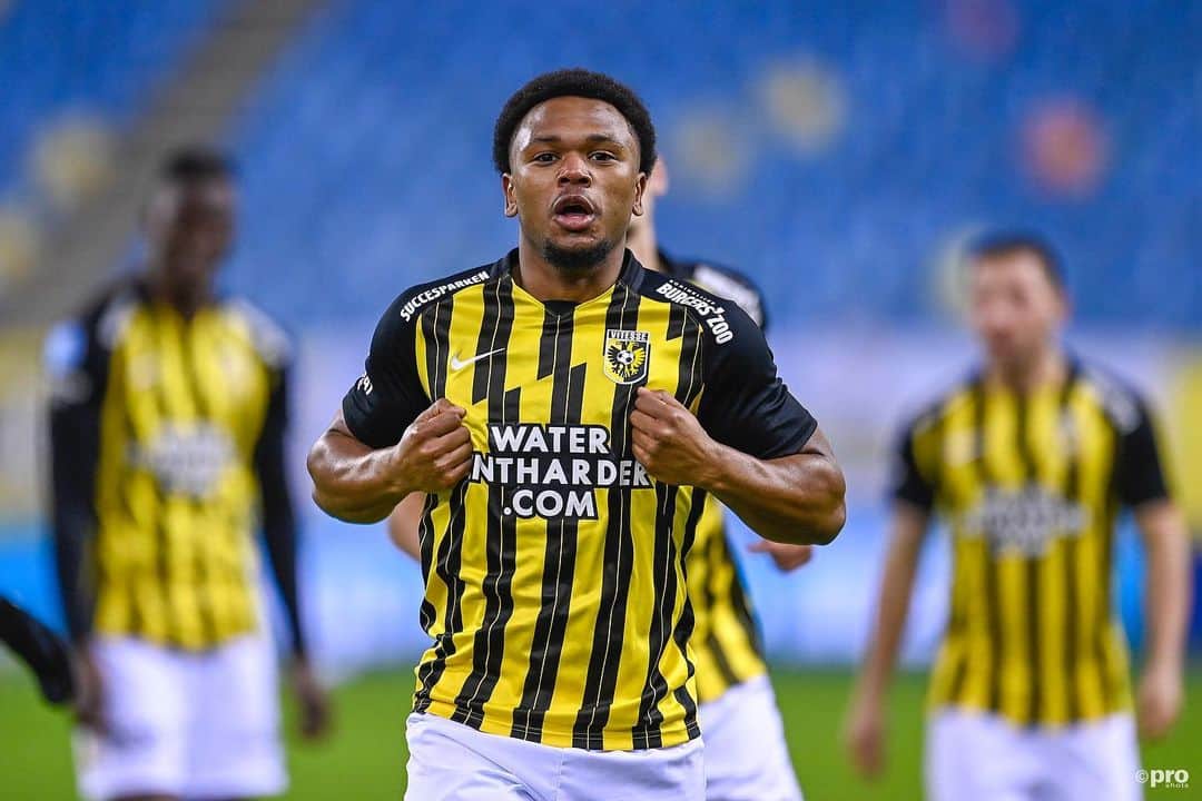 フィテッセさんのインスタグラム写真 - (フィテッセInstagram)「Happy birthday to you @openda80 🥳🙅🏾‍♂️  #Vitesse」2月16日 16時49分 - mijnvitesse