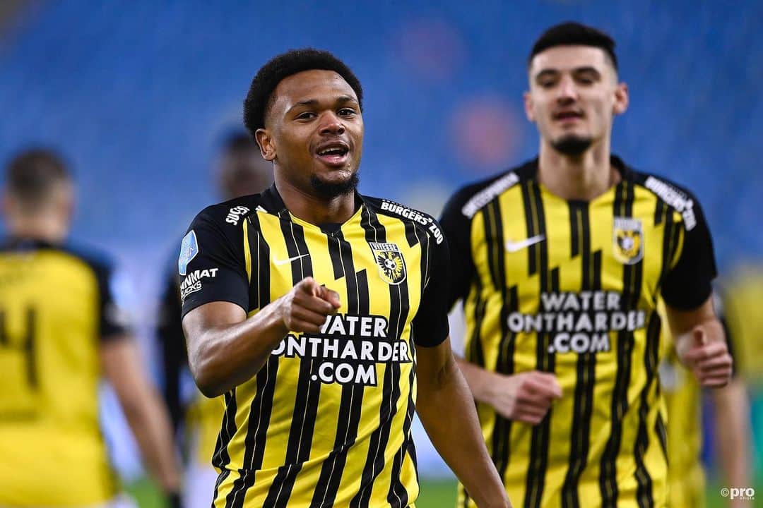 フィテッセさんのインスタグラム写真 - (フィテッセInstagram)「Happy birthday to you @openda80 🥳🙅🏾‍♂️  #Vitesse」2月16日 16時49分 - mijnvitesse