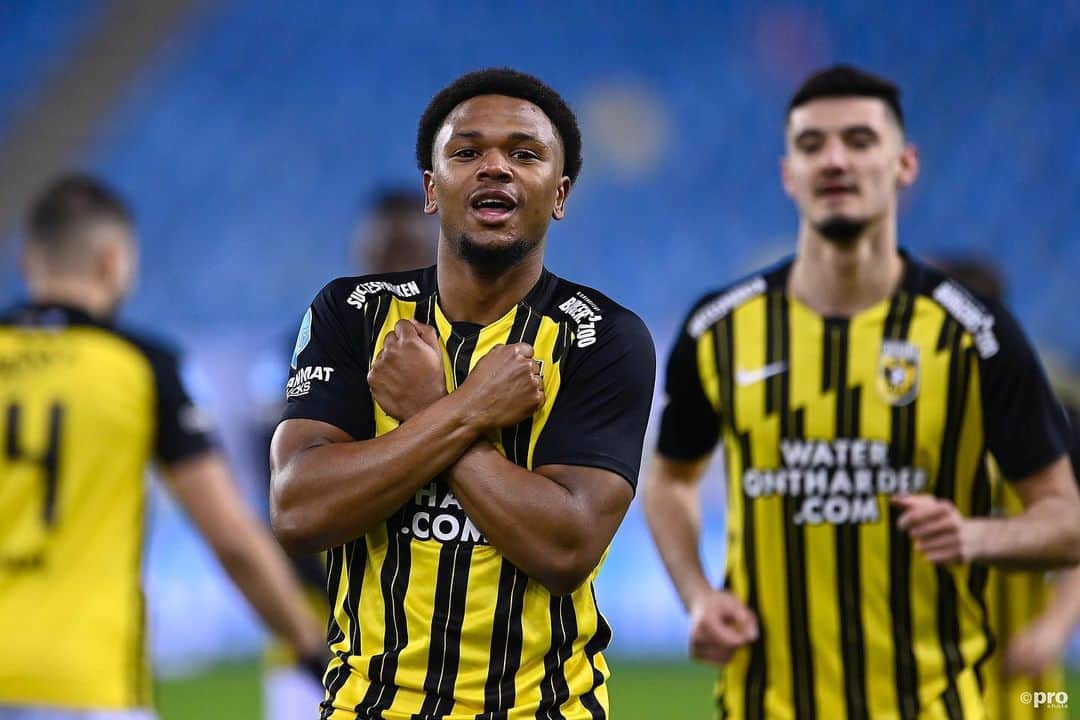 フィテッセさんのインスタグラム写真 - (フィテッセInstagram)「Happy birthday to you @openda80 🥳🙅🏾‍♂️  #Vitesse」2月16日 16時49分 - mijnvitesse