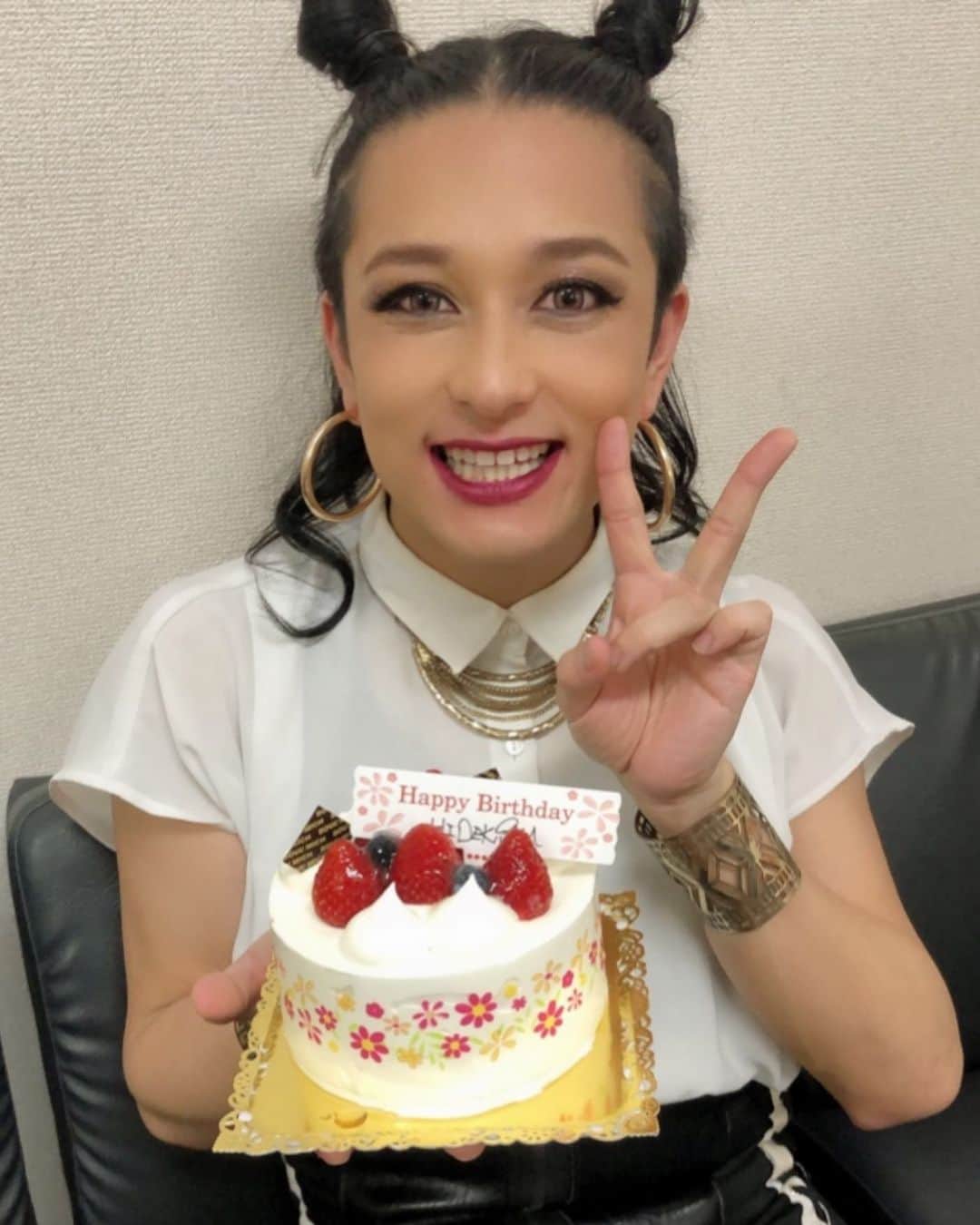 HIDEKiSMのインスタグラム：「ねぇいつまで誕生日のこと載せるの？ だから前後1か月だって。 これが最後だから許してプリーズ💋  私、写真を撮る時、あんまり歯を出して笑わないのですが多分相当嬉しかったんでしょうね。 珍しく歯を出して笑った写真なのでアップしちゃう♡ それにしてもお腹空いたわ。  #enviigabriella #hidekism #gay #lgbt #entertainment #エンガブ #tokyo #japan  #makeup #birthday」