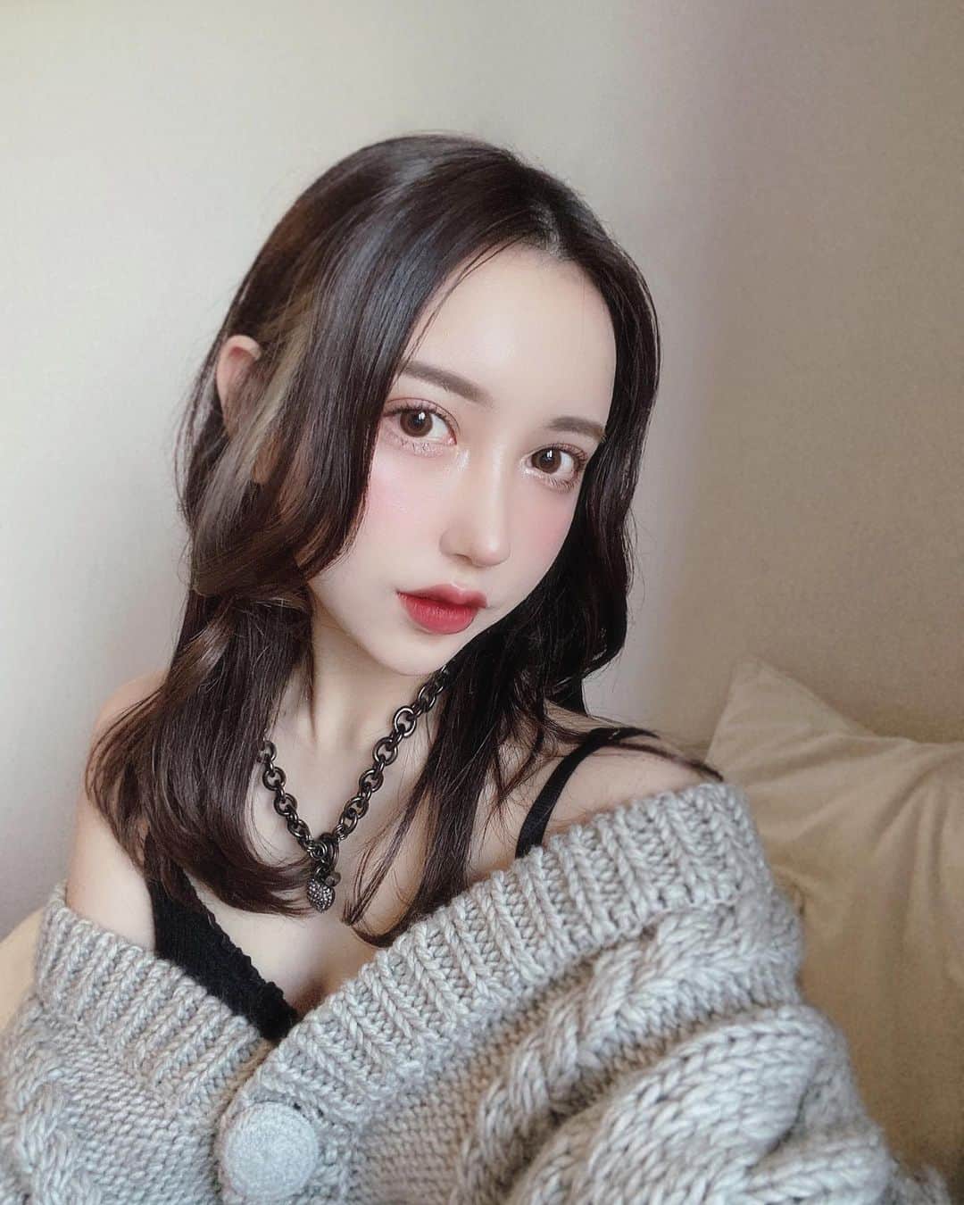 のインスタグラム：「⬇︎ ⬇︎ ⬇︎ 30歳になったらしたかった事 ・黒髪にする ・自睫毛で頑張る ・ナチュラルなカラコン（もはや裸眼で生活したい）  髪の毛はラピステラスのあんじゅさんにアッシュブラックを入れてもらい、カットは韓国ヘアのミギョモリに！ 前髪は何となく伸ばしていたら切り時が分からなくなってしまい今に至る ✂︎ ┈  イヤリングカラーは殆ど気がつかれず数ヶ月経ちましたが、ブリーチを3回してもらっています。部分的にでもハイトーンの自分に久しぶりに再会できて嬉しい気持ちになるし、ふとした瞬間のインパクトが強いのでとってもおすすめ」
