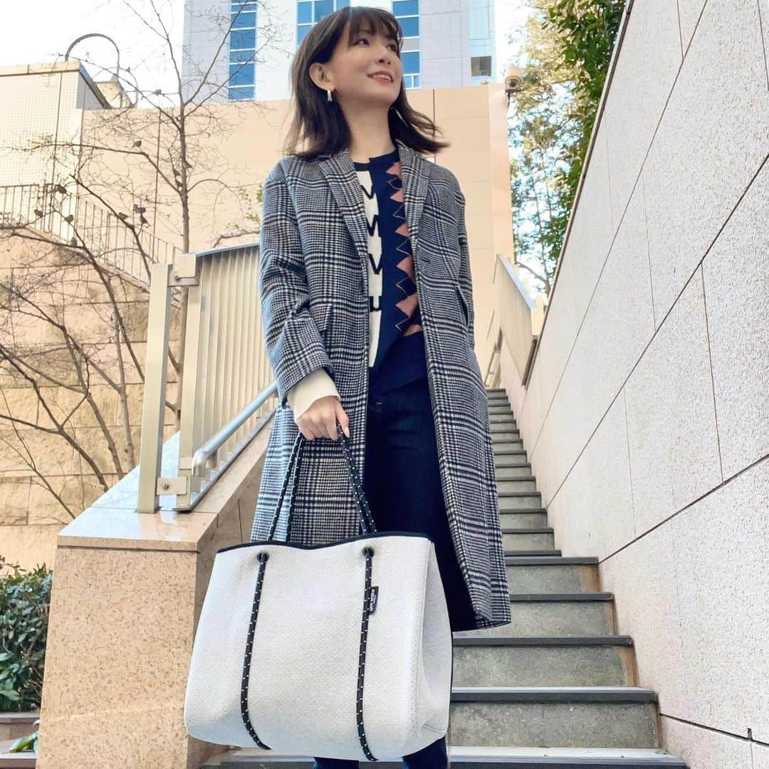 のインスタグラム：「今日は暖かい⛅️  オーストラリア発のバッグブランド  @willowbayofficialreseller のネオプレントートバッグ👜  使いやすさ、軽さ、合わせやすさが揃ってて大容量だから荷物も全部入って助かる✨  ヘビロテになるやつです🙌  #willowbay#ネオプレントート#トートバッグ#マザーズバッグ#ジムバッグ#ビーチバッグ#pr」