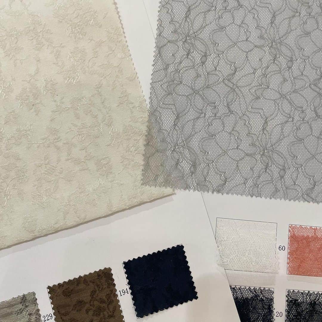 LEBECCA boutique Vintageのインスタグラム：「.﻿ 「私がお客さんだったころの話」﻿ ﻿ ﻿ このプロジェクトが始まったとき、﻿ 私はLEBECCA boutiqueが大好きな お客さんの1人でした。﻿ ﻿ 当時、お客さんと作る初めてのお洋服が﻿ " #私たちのワンピース をより納得できる形で﻿ 完結させるためのお洋服"だなんて素敵だなと、﻿ とてもわくわくしていました。﻿ ﻿ たくさんの人に愛されている﻿ ｢私たちのワンピース｣を完結させるためだというなら、﻿ 私は良質な国産の生地がいい！と強く思っていたので、﻿ その形での生産が実現してとても嬉しかったです。﻿ ﻿ 時間があれば生地のサンプルを見て ワンピースを想像したり、﻿ プロジェクトに関する﻿ オンラインコミュニティの投稿を読み返していました。﻿ なので初めて形になった﻿ ファーストサンプルを見た時は、﻿ 本当に本当に感動しました。﻿ ﻿ 私たちそれぞれが大切にしている﻿ 同じ一着のワンピースをもとに﻿ みんなで意見を出し合い、﻿ 頭の中でずっと想像していた新しい作品。﻿ それがこうして形となって﻿ 目の前に現れた時の心情は、今でも忘れられません。﻿ ﻿ 今まで、お迎えしてから﻿ 思い出をつくってきたお洋服はたくさんあるけれど、﻿ 形になる前からこんなに 思い出も思い入れもあるお洋服は初めてです。﻿ ﻿ 皆さんと、こんなに貴重な体験をさせてもらえて﻿ とても嬉しいです。﻿ ﻿ 既にたくさんの思い出と愛がたっぷりの﻿ ｢私たちとのワンピース｣。﻿ 発売を目前にした今、﻿ 私はスタッフの1人としてここに居ますが、﻿ このプロジェクトに参加し始めた頃の﻿ お客さんだった自分の気持ちと一緒に、﻿ この大切な服を届けていきたいと思います。﻿ ﻿ ﻿ LEBECCA boutique 店頭スタッフ﻿ 上野 愛彩 ( @aya_oneu )﻿ ﻿ ﻿ #私たちとのワンピース  #LEBECCAboutique」