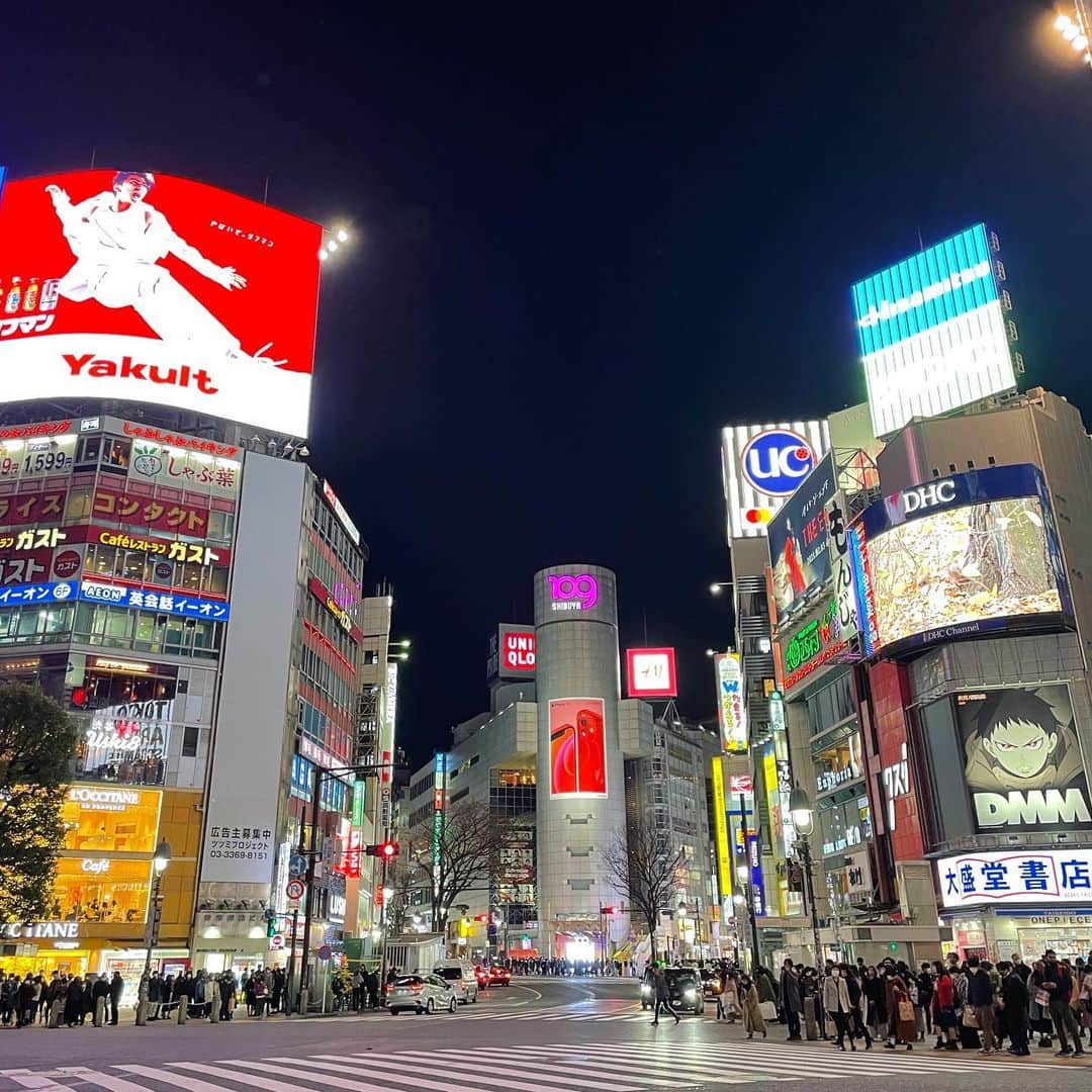 run+さんのインスタグラム写真 - (run+Instagram)「先日のアド街【昭和の渋谷】特集だった日に撮った #渋谷の景色 あまりにもタイムリーだったからびっくり😍😍  渋谷はあまりにも変化が激しくて日々通っててもたまに分からなくなったり、 渋谷○○って商業施設があまりにも多いから名前が出てこない時も🤣  変わる楽しさも変わらない心地よさもどちらも好きでどちらも大切。 好きな街が安心して走れる街であります様に。  #帰宅ランで備えよう #走ることでできること 走らなくてもできること  【帰宅ランで備えよう】は 東日本大震災が発生した3.11と関東大震災が発生した防災の日9.1に 徒歩ルートを帰宅ランで確認したり呼び掛けることを目的にした啓発活動です。  徒歩ルートや広域避難場所の確認、津波の時はココが危ない、地震の時はこのビル危ない、なんて想定しながら。 "何かの時" 徒歩で帰る時に少しでも不安を軽減できるように。 道が分かっているだけで、きっと安心感は違うはず。 走れない距離の方は地図で確認するだけでも"何かの時" 助けになるかも？ "何かの時" なんて来ない方が良いけど。  #帰宅ランに備えよう に参加する方法は全部で3つ✨ どれか1つ参加できるものだけでも良いし、全部ならもっと嬉しい！  1 3/11に“帰宅ランをする”ウォークでも可！ 緊急避難場所の看板や海抜表示などをそれぞれの場所で、 帰宅ランしながら確認しよう！  2 #帰宅ランで備えよう #311帰宅ラン #走ることでできること 防災にまつわる景色と上記ハッシュタグをつけてSNSに投稿。  3 3.11 20:00 Clubhouse ルームに参加 走ることでできる防災について考え、気軽に話そう！聴こう！  帰宅ランしてる方はいつもの帰宅ランに防災という＋αを 初めての帰宅ランの方は徒歩ルートを確認しながら。 走れなくたって大丈夫！歩いて確認しましょう。 何かの時に1人でも思い出し、1秒でも不安が少なくなることを願って。  #HelloNeoShibuya #SibuyaFuture  #今出来るところで出来ることを #いまわたしができること #runのために今できること #みんなで走る日に向けて  #走れるって幸せ #走れるって当たり前じゃない #ゆるラン #街ラン #街RUN  #ラン #ランニング #RUN #RUNNING  #走るを楽しむ 写ラン  #ランニング好きな人と繋がりたい #ランナーさんと繋がりたい #igランナーズと繋がりたい ランニング好きで花好きな人と繋がりたい ランニング好きでアート好きな人と繋がりたい ランニング好きでパブリックアート好きな人と繋がりたい 現代アート好きな人と繋がりたい  #RunForSmile Runday RunLovesLife runstagram #走る楽しさ広げ隊  @runplus #aday」2月16日 16時58分 - runplus