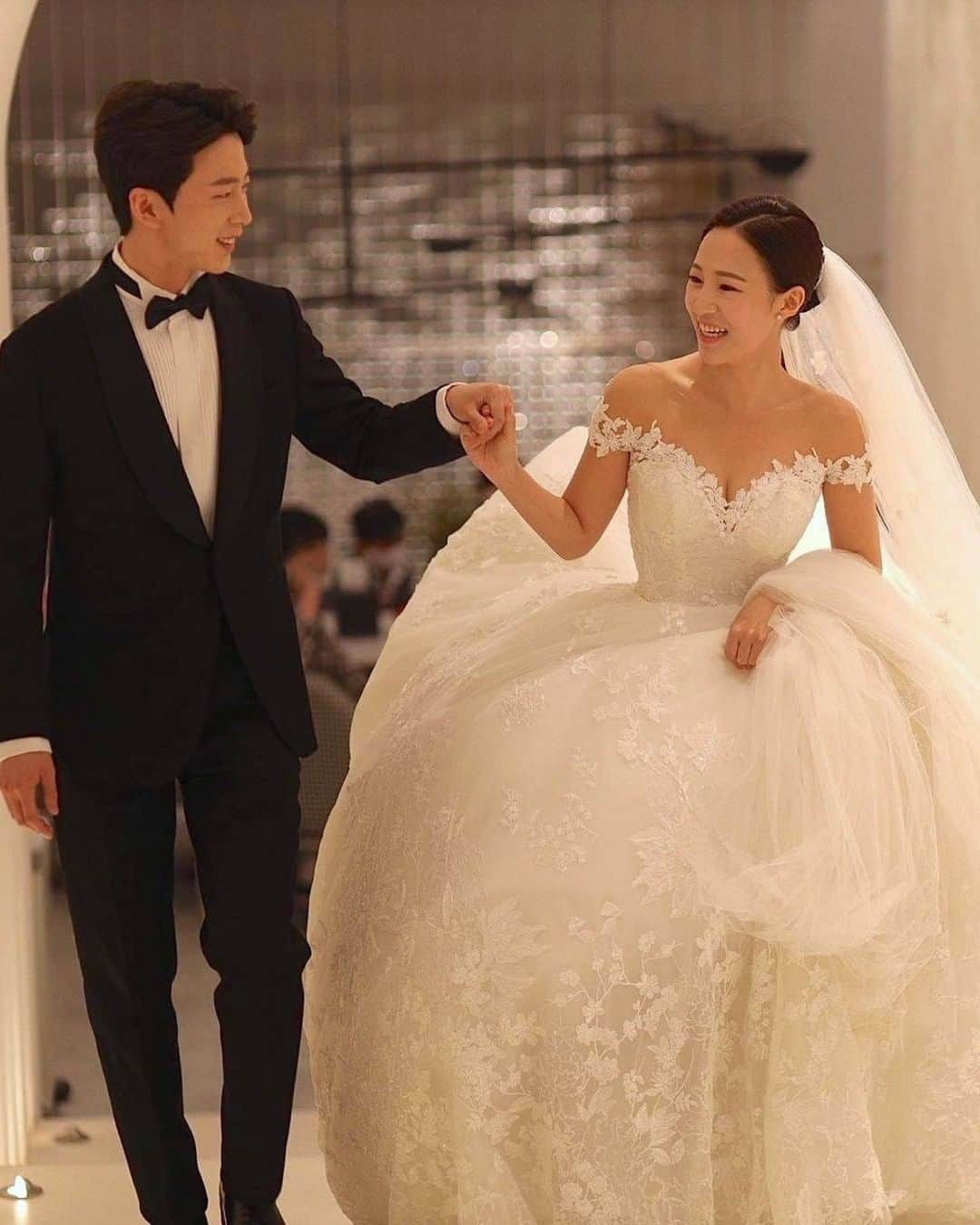 プレ花嫁の結婚式準備サイト farny 【ファーニー】さんのインスタグラム写真 - (プレ花嫁の結婚式準備サイト farny 【ファーニー】Instagram)「@farny_weddingをフォローして #プラコレ #farnyレポ を付けて投稿してくださいね♥ . :-: :-: :-: :-: :-: :-: :-: :-: :-: 本日紹介したいウェディングフォトは・・・ @gmldi9066 さん♡ . 新郎さまから手を取りエスコートを♡ 本物の王子さまとプリンセスのようで 絵になる一枚ですよね👰✨ . ==================== \\花嫁ライター募集中// @farny_wedding の DMより”Farny 花嫁ライター希望”とお送りくださいね◎ 担当者から折り返しご連絡さしあげます⁂ . \\花嫁アプリ // プロのアドバイザーに結婚式の相談を何度でも♡ ウェディングドレスの記事や、 自分のウェディングレポを残せちゃう♡” . ＞＞＞TOPのURLからcheck ⋈ @placolewedding ＞＞＞結婚のご相談は プラコレウェディングアドバイザーへ♡ @wedding_adviser ＞＞＞ウェディングレポを残したいなら、 farny by プラコレをcheck ✎ @farny_wedding ＞＞＞ウェディングアイデア＆DIYは ドレシーアイデアcheck ❁ @dressy_idea . ┈┈┈┈┈┈┈┈┈┈┈┈┈┈┈┈┈┈┈ #プレ花嫁 #卒花嫁 #結婚準備 #結婚式 #結婚式場 #当日レポ #weddingtbt #ウェディングフォト #卒花しました #farnyレポ #前撮り #大人花嫁 #2021春婚 #2021秋婚 #おしゃれ花嫁 #花嫁ヘアメイク #花嫁コーディネート #韓国花嫁 #韓国フォト #シニヨンヘア #大人花嫁 #刺繍ドレス #ウェディングドレス #weddingdress #オフショット」2月16日 17時00分 - farny_wedding