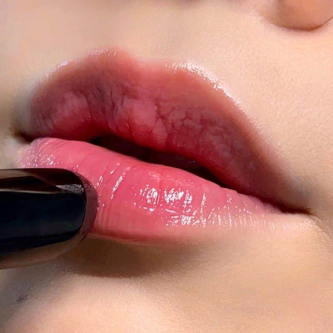 のインスタグラム：「EXTRA LIP TINT - 血色感を引き立て、ほのかに色づく発色のリップティント  カジュアルなリップメイクにも、リップメイクのベースとしてもおすすめ☺  《 #エクストラリップティント 全7色 （05 ベアブラックベリー） 》  Photo by @bbpro_jp_saki   #ExtraLipTint #BobbiBrown #ボビイブラウン  #リップティント #リップ #リップバーム #ボビイブラウンリップ #血色リップ #リップケア #冬リップ #唇ケア #乾燥対策 #ほんのり色づく #ティントリップ #bobbibrownlipstick #tintedlipbalm #lipmoisturizer #保湿リップ #保湿ケア」