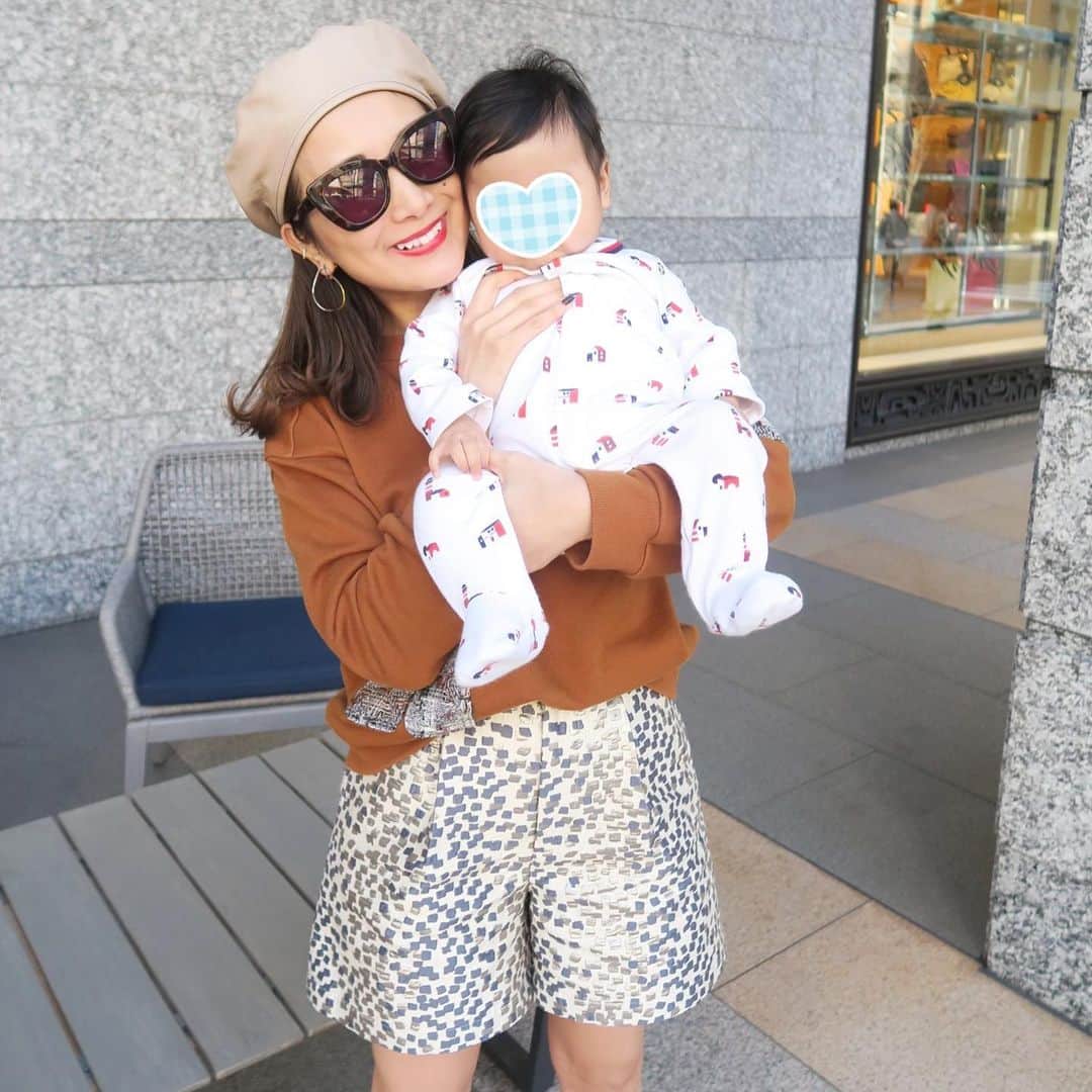 Mai Wakimizuのインスタグラム：「今更ですが、今年のバレンタインは当日の朝に慌ててお鮨を予約しました♡(やる気ないのバレバレ。笑)ダイエットしてるとお鮨は我慢だけど、ちょうどチートdayにしてたのでお腹いっぱい頂けました＼(^o^)／コーデのテーマはバレンタイン♡息子は赤にして、私はチョコを意識♡笑 そして息子のどすこい感。笑 #happyvalentinesday#生後6ヶ月#男の子ベビー#男の子ママ」