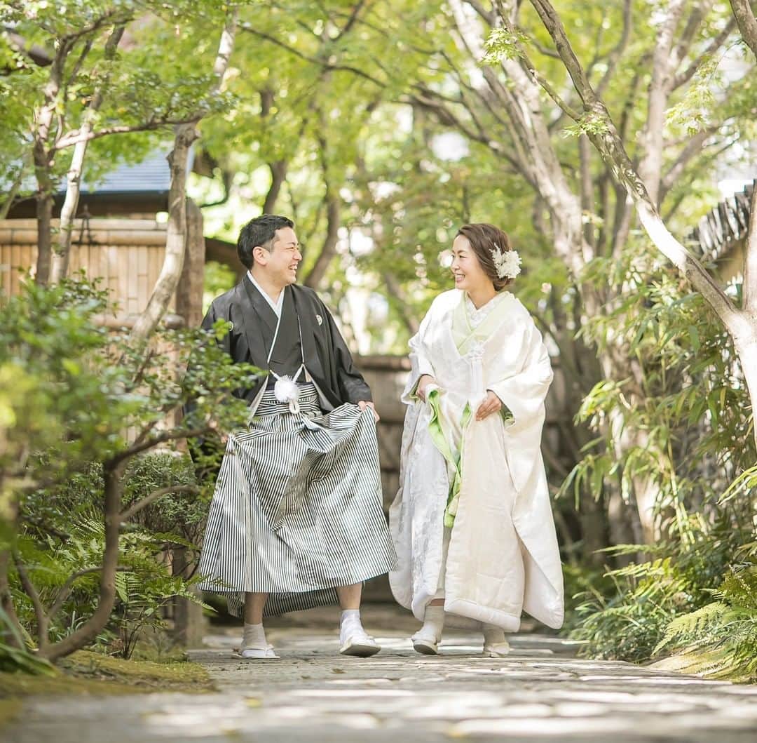ラヴィ•ファクトリーさんのインスタグラム写真 - (ラヴィ•ファクトリーInstagram)「. 【写真で叶える結婚式】 . おふたりの思い入れのアイテムと せっかくならばご両親も一緒に*  リラックスした空気の中で 笑顔と愛に満ちた幸せな撮影となりました。 —————— ラヴィファクトリー福岡: @fukuoka_laviephotography  Photographer:@aki_batakanobu  AREA:JAPAN,FUKUOKA #楽水園 —————— @laviefactoryをフォローして #laviefactory #ラヴィファクトリー のハッシュタグをつけて お写真を投稿してみてくださいね✳︎ . こちらの公式IG（@laviefactory） で取り上げさせていただきます✨ #wedding#weddingphotography #ラヴィファクトリー #laviefactory #photo #生きる写真 #ハートのある写真 #instawedding #結婚写真 #ウェディング #ウェディングフォト #撮影指示書 #ロケーションフォト #前撮り #プレ花嫁 #結婚準備 #写真好きな人と繋がりたい #フォトウェディング #卒花 #前撮り #後撮り #ウェディングニュース #プラコレ #和装フォト #白無垢 #ウェディングアイテム #家族写真」2月16日 17時11分 - laviefactory