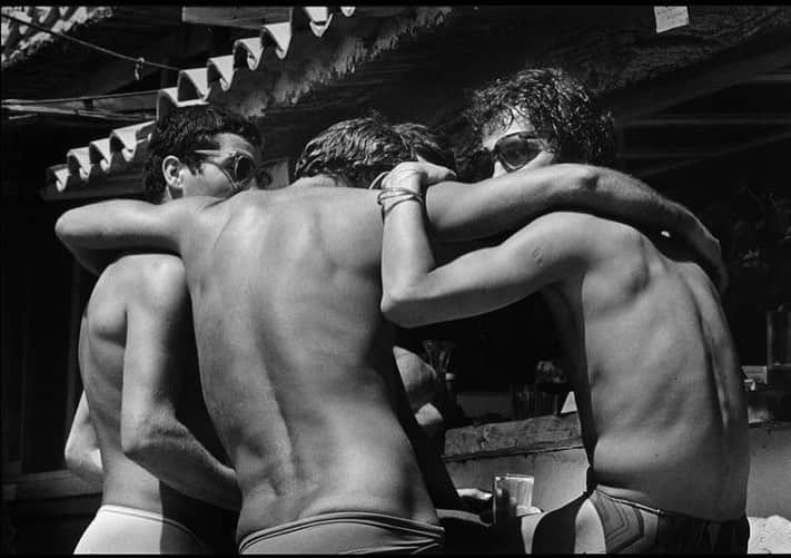 Meganのインスタグラム：「The Summer of ’78, St. Tropez 〰 photo by Elliot Erwitt . . . . #elliotterwitt #sttropez #summertime」