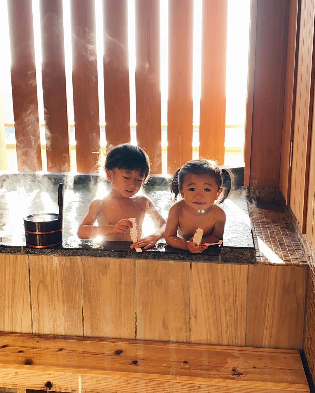 谷口紗耶香さんのインスタグラム写真 - (谷口紗耶香Instagram)「ゆっくり温泉に入って癒された 家族旅行♨︎ 雪遊びも初めて家族で楽しんで また思い出が増えました🤍🤍 papaありがとう〜っ👏🏼🤍」2月16日 17時07分 - saayaamam
