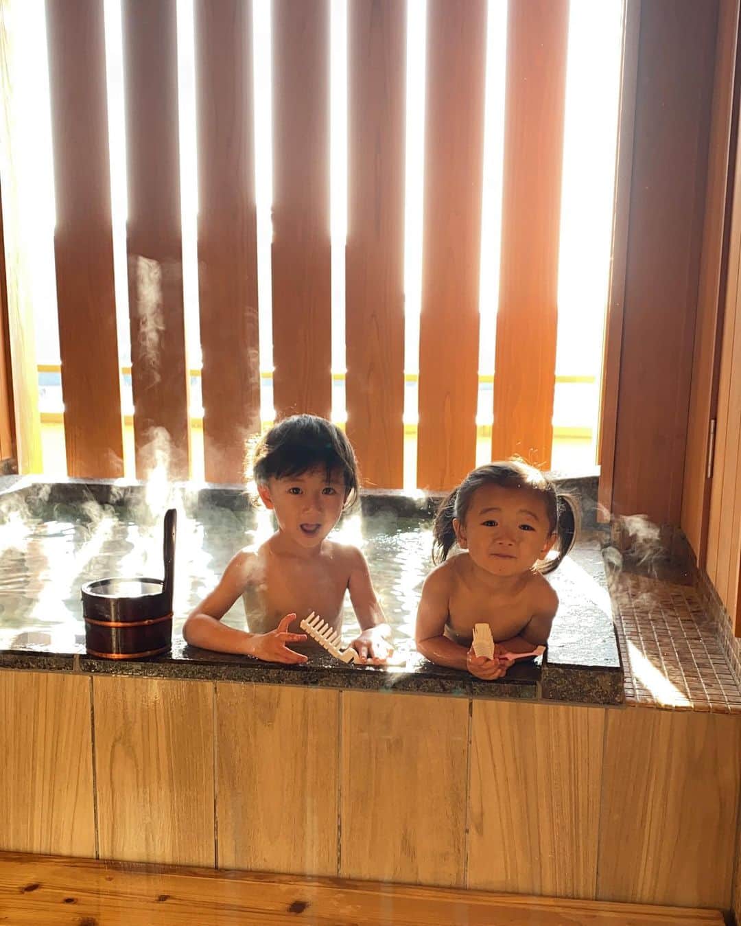 谷口紗耶香さんのインスタグラム写真 - (谷口紗耶香Instagram)「ゆっくり温泉に入って癒された 家族旅行♨︎ 雪遊びも初めて家族で楽しんで また思い出が増えました🤍🤍 papaありがとう〜っ👏🏼🤍」2月16日 17時07分 - saayaamam