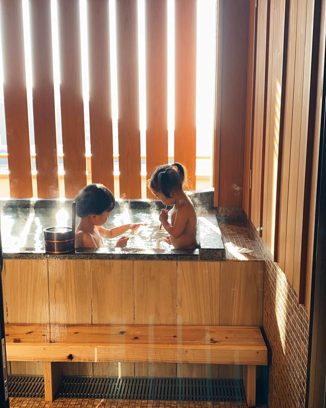 のインスタグラム：「ゆっくり温泉に入って癒された 家族旅行♨︎ 雪遊びも初めて家族で楽しんで また思い出が増えました🤍🤍 papaありがとう〜っ👏🏼🤍」