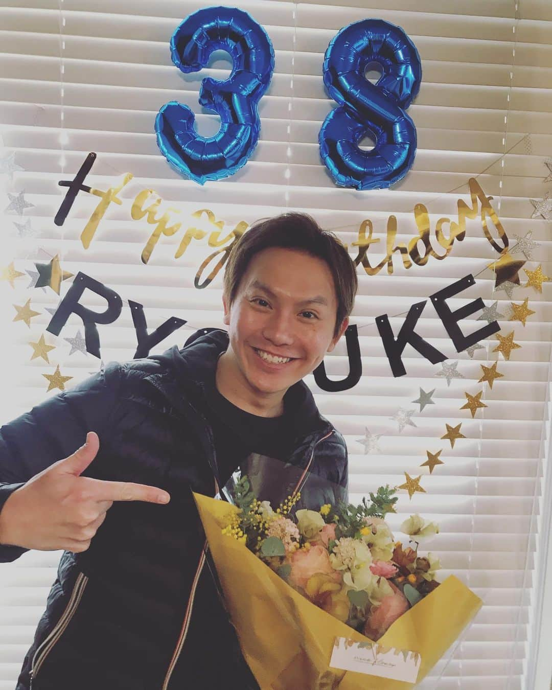 岡田亮輔のインスタグラム：「黒執事カンパニーからお花を頂きました✨✨✨ソーマ・アスマン・カダール風の素敵なお花を頂き感激です😂ありがとうございます☺️ そして家族からもお祝いしてもらいました✨✨✨日々感謝の心を大切に頑張ります💪💪💪 #黒執事 #お花を頂きました #ソーマアスマンカダール 風 #素敵なお花 #ありがとうございます🙏 #日々感謝の気持ち #頑張ります」