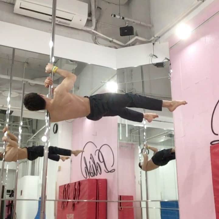 のインスタグラム：「🏗〰️ . . . . . .  #dance #dancer #performance #performer #training #workout #sport #practice #studio #gym #noa #fitness #flexiblility #strength #bendy #muscle #balance #handbalance #japan #japanese #tokyo #東京 #roppongi #六本木 #polish #ポールダンス #ダンス #トレーニング #ポールダンサー」