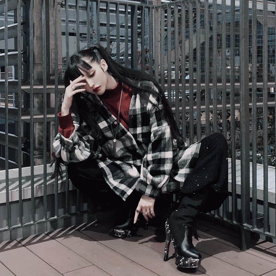 chiiiiiのインスタグラム：「ᴵ ʷᵃⁿⁿᵃ ᵍᵒ ˢᵒᵐᵉʷʰᵉʳᵉ ᶠᵃʳ ᵃʷᵃʸ. ・ ・ ☁️☁︎」