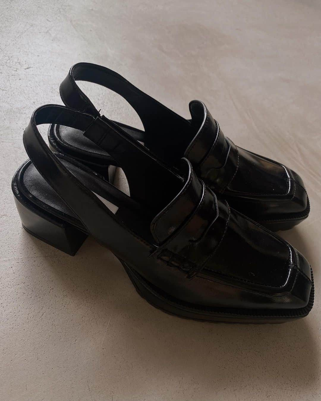 黒石奈央子さんのインスタグラム写真 - (黒石奈央子Instagram)「あめりくつ . . square loafer sandal ¥22000 2/19 . . コメントたくさんもらったさんだるろーふぁー。三色展開なんだよ  @ameri_shinjuku @amerivintage @ameri_daikanyama @ameri.shinsaibashi  @ameri_omotesando #ameri#amerivintage #fashion #vintagefashion #coordinate#ootd#outfit#osanposnap #705_outfit #大人ファッション #大人コーディネート #大人スタイル #modestyle #modefashion#modecasual」2月16日 17時20分 - blackstone705