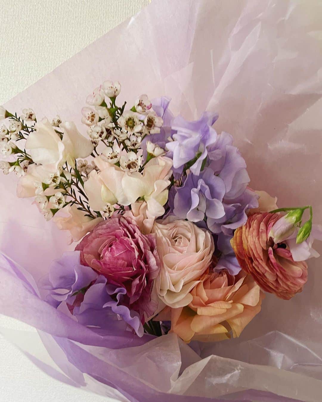 清浦夏実さんのインスタグラム写真 - (清浦夏実Instagram)「今週はピンクと薄紫ベースでふりふり。 #花 #花束 #flower #flowers #はなのあるくらし #pink #スイートピー #バラ #あとなんだっけ #かわいい #きれい  今週はお祝いごとがありサイズ大きめ。日に何度も「お花かわいいな」って思えて大変良いです。毎回教えてもらうのだけどお花の名前が覚えられない…。次からメモします！」2月16日 17時15分 - kiyo_723