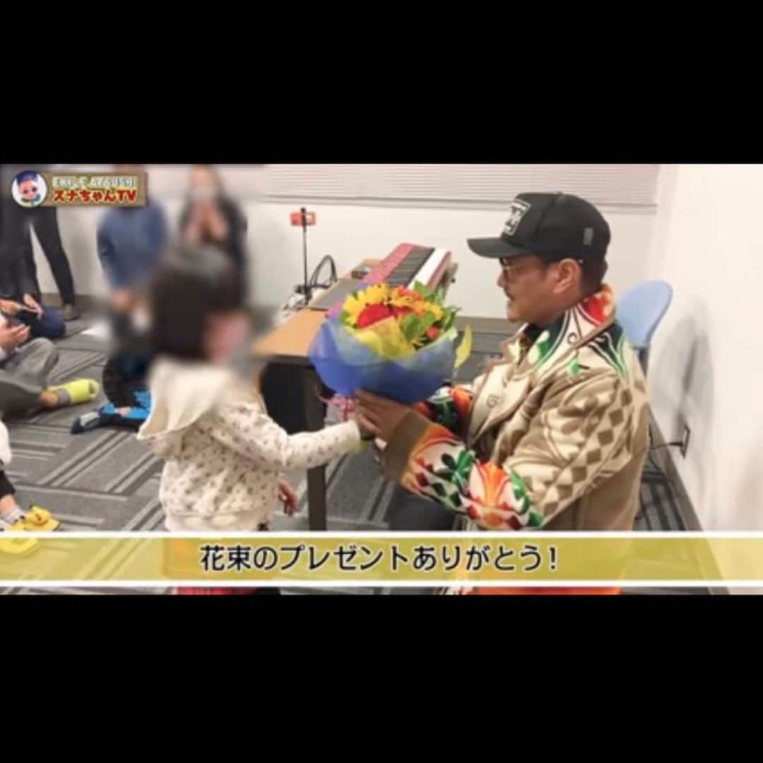 ATSUSHIのインスタグラム：「#atsushizm  YouTubeにもアップさせていただきましたが、北海道の子どもたちに会ってきました。動画内ではあえて公言していませんが、子どもたちと言っても、彼ら彼女らは、児童養護施設の子どもたちです。 ボクらとなにも違わないはずの彼らは、いろいろな事情があり、今現在、親と生活することができない子どもたちです。コロナ禍ということもあったのですが、たまたま自分のグループ卒業のシーズンのあとに、少し東京を離れてリセットしてからリスタートしようと思い、リビングルームの下見で最北端に行ってみたかった想いと、最北端のそこにいる子どもたちと触れ合いたかったという気持ちが重なり合って、PCR検査をして、北海道の感染者数が増えるほんの1日前に帰ってきたという奇跡的なスケジュールで行くことができました。ボクが触れ合った札幌の仲間たち、旭川のラバーソウルのマスター、稚内の方々、養護施設の子どもたち、誰からも感染したという報告はないので、とりあえずボクがウィルスを持っていってしまったかも…という不安も、2ヶ月経った今、少し肩を撫で下ろしています。  2020年の始めにYouTubeチャンネルを開設して約1年ちょっと。本当は全国の子どもたちと一緒に、恵方巻きを食べたり、みんなで唐揚げを作ったりしようと、いろいろ企画していましたが、すべてが延期になりました。 それでも一回会った子どもたちと、リモートで再開することができたり、お掃除ロボットのロボロックを贈らせていただいたり、少しずつ良い関係を築けているかなと感じています。  コロナさえ終息してくれたら、たくさん会いに行くから待っててね。 みんなにいっぱいプレゼントしたいものがあるんだよ♬  多方面のミュージシャンからも、何かできることがあれば協力させて欲しいと連絡をいただいていて、本当にありがたい限りです。 その人たちの演奏で、ATSUSHIが歌を歌いに行くから、あともう少しだけ…、あともう少しだけ待っててね…。  たった一人でも救われる子がいるのなら、多少迷惑がられても、ボクは信念を持って行き続けます。  そしてあの "また来てね…" という言葉は一生大切に胸の中にしまっています。 絶対にまた行くからね。  どうぞご批判されたい方は、ここのコメント欄以外のところでお願いいたします。  I uploaded on my YouTube channel my visit to Hokkaido and seeing the children at the orphanages.  Nothing different with any other child but due to several different reasons they cannot live with their parents. I’ve always wanted to go to the very northern part of Japan and after leaving the group Exile, I was able to take some time and hence decided to stop by to spend time with these children.   I went after having a PCR medical check, and am relieved that everybody is safe and healthy 2 months after my visit.   I had planned on doing many activities with the children. If it wasn’t for the covid 19 crisis , I would’ve made karaage and sushi with them.  Unfortunately , we still have to be patient until everything is safe but please look forward to this because I’m very excited to see all of you !  It is my belief that I would do anything with my power to save these children, and a put a smile on their faces.」