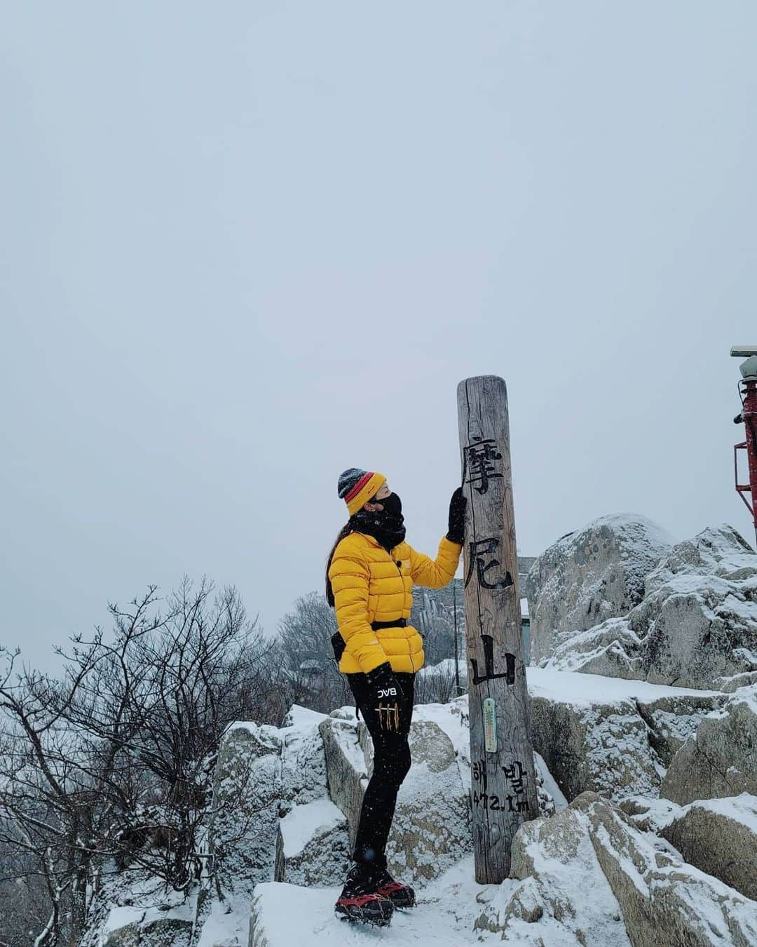 イ・シヨンさんのインスタグラム写真 - (イ・シヨンInstagram)「❄ 가면 갈수록 산이 점점더 좋아진다. 오늘 강화도 #마니산 갑자기 눈이 내려서..또 너무너무 예뻤던 산행길😊 담에 날 좋을때 다시 가서 그땐 정상에서 멋진 서해바다와 예쁜섬들을 한눈에 볼수있길🙏🤍🌅 #오늘이 #마지막눈인건가❄」2月16日 17時22分 - leesiyoung38