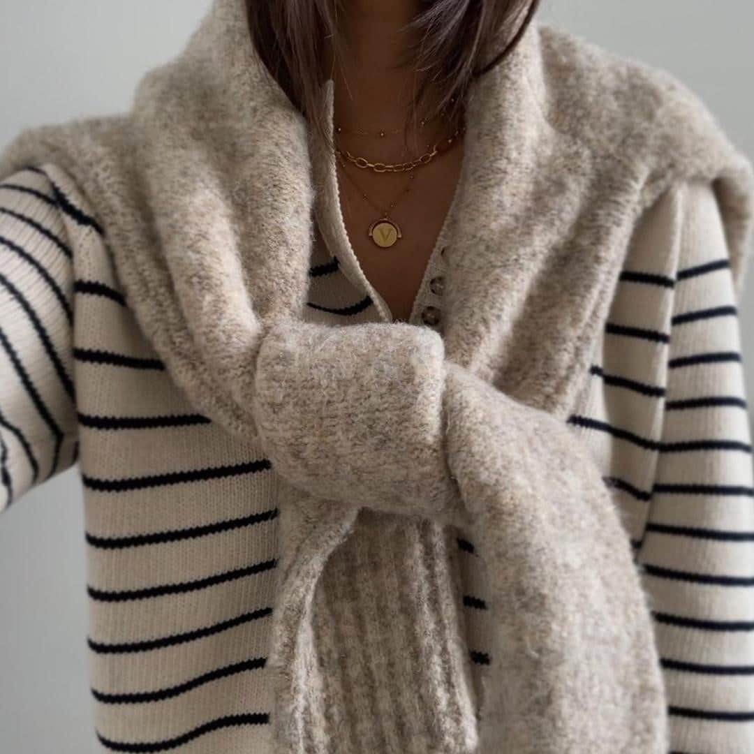 フレンチコネクションのインスタグラム：「Another day, another jumper for the daily rotation. The Kate knit, as seen on @vanessarosemai 📷🖤  #FrenchConnection #MyFC」