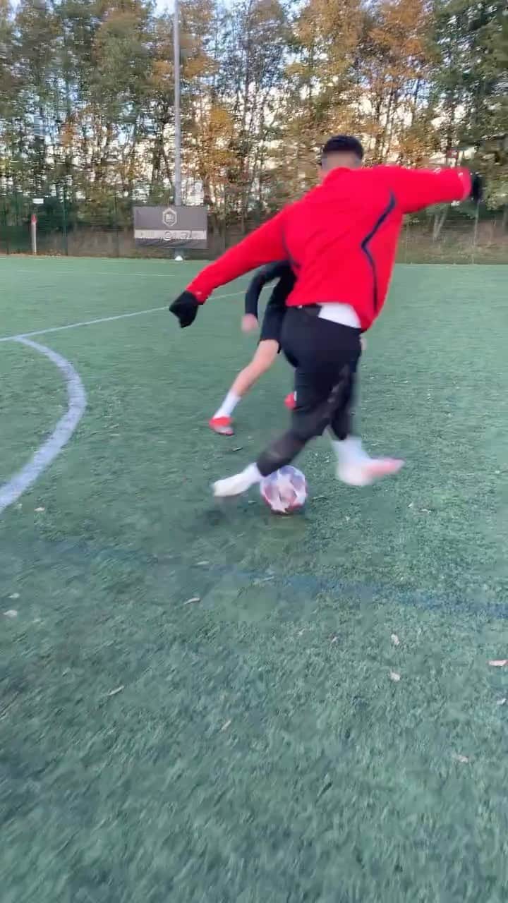 のインスタグラム：「What’s this skill called? 😱🤯  Shout out @soufskills 👊🏼  #football #footballskills #footballtricks #ronaldo #messi #mbappe #neymar」