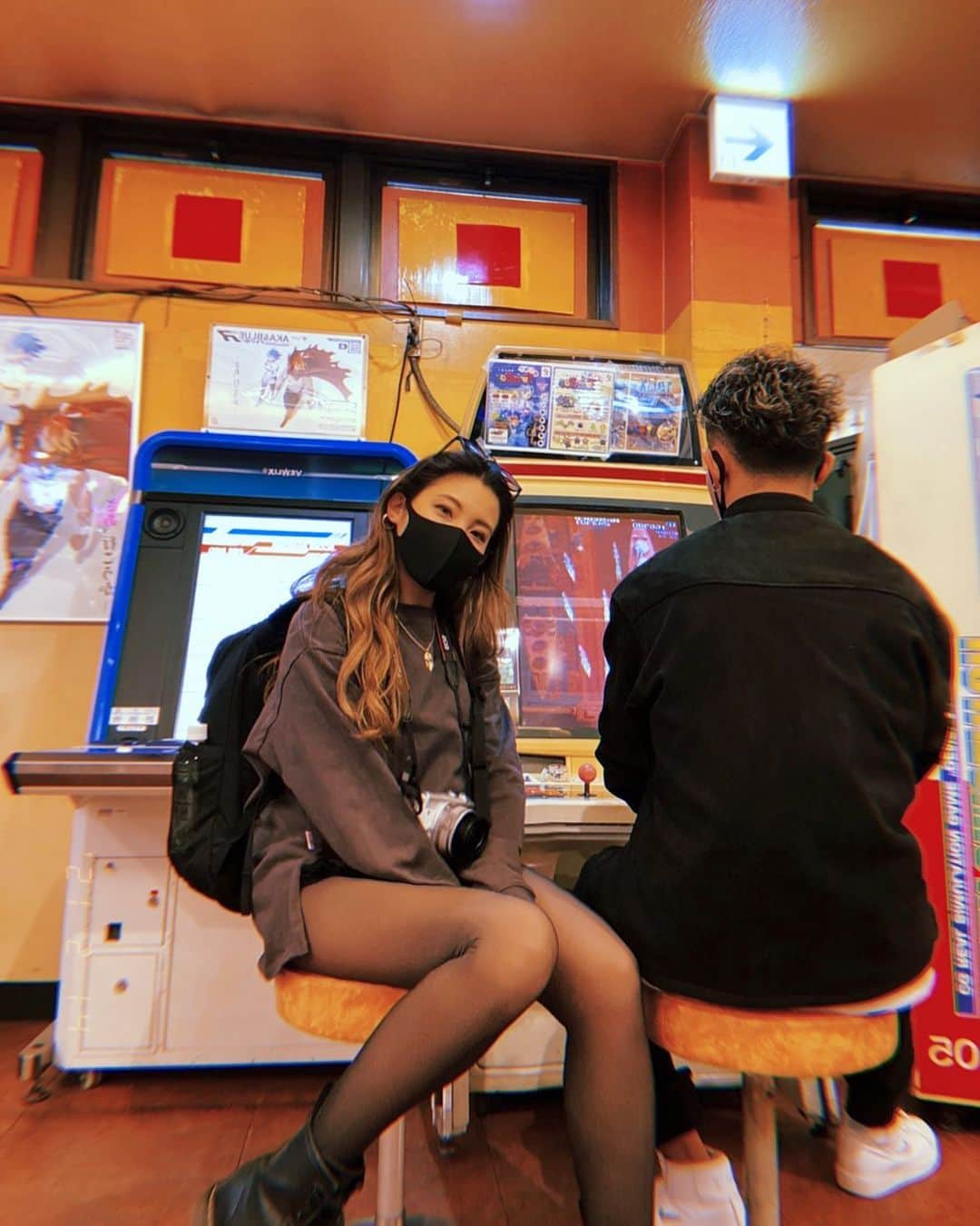 Eminanaのインスタグラム：「. . 最近流行りの裏起毛タイツ想像以上に良いぞー🥰 . しっかり暖かいのに太く見えないし 30デニールくらいの履いてる時みたいに 薄く透けてて可愛い😛🖤 . 写真で撮っても白浮きなし✌🏾 . . #裏起毛タイツ#タイツ#ファッション#code#fashion #カジュアル#drmartens#コーデ#ootd#ロンT #usacotton#USAコットン#ドクターマーチン #ロンtコーデ#海外ファッション#ファッションコーデ」