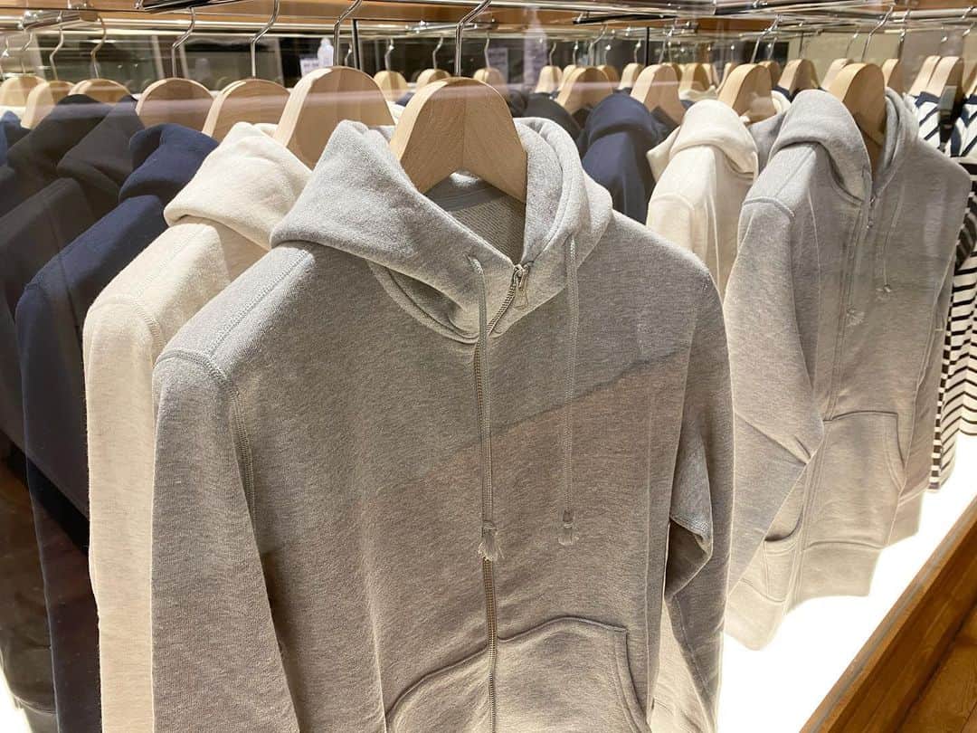 のインスタグラム：「. 入荷アイテムが続いておりますが、もちろん定番アイテムもご覧頂けますのでお仕事帰りに是非お立ち寄りください。 皆さまのご来店お待ちしております。 . . スタッフはオープン前に検温、健康状態のチェックを行い、マスク着用にて接客の間合をとってご対応させていただきます。 また、次亜塩素酸空間除菌脱臭機を設置して消毒等十分店内環境を整えられるよう努めております。 . ご来店頂くお客様へのお願いと致しましては、マスクの着用をお願い申し上げます。 . スタッフよりアルコール消毒をさせていただきますのでご理解・ご協力のほど宜しくお願い致します。 . #loopwheeler#ループウィラー#LWsendagaya#吊り編み#tsuriami#吊り編み機#日本製#madeinjapan#スウェット#パーカー#カーディガン#Tシャツ#スウェットパンツ#長持ち#丈夫#綿#cotton#裏毛#日本#東京#千駄ヶ谷#japan#tokyo#sendagaya #おうちじかん #おうち時間 #ルームウェア」