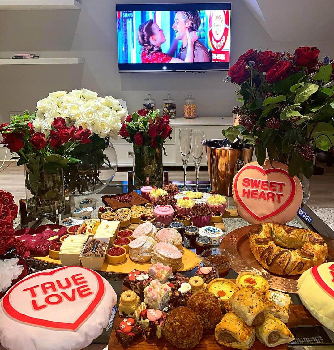 ヴィッキー・パティソンさんのインスタグラム写真 - (ヴィッキー・パティソンInstagram)「Ok, last Valentine’s Day post I swear... (I mean, it’s bloody pancake day so I’ll be moving on to posting about that very soon.. obvs) 😂😍  But I just couldn’t let this adorable little set up go without a post.. would you just look at it?! 😍🌹❤️ Sweet treats, Champagne, Scotch eggs and The Notebook on the box... absolutely balls deep in romance over here or what?! 😂🤦🏻‍♀️  @pigletspantry never disappoints.. from sausage rolls to scones, from quiches to cakes.. they have the most delicious afternoon tea’s going! They deliver aswell guys so if you’re looking to treat a loved one or there’s something to celebrate coming up or you know, a Tuesday... 😂😂😂 make sure you give them a follow and check them out... 😍💕  Ps the cookie in the last slide is actually from @o.m.gooeys- a cute cookie delivery place- and yes that one is nearly the size of my head and no, that did not stop me walloping the full thing. I will not be taking anymore questions at this time. Thankyou 🐷」2月16日 17時35分 - vickypattison