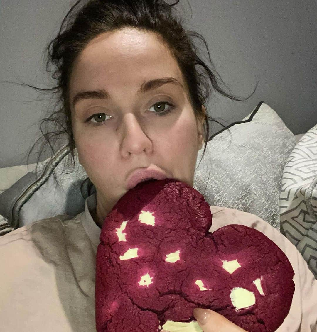 ヴィッキー・パティソンさんのインスタグラム写真 - (ヴィッキー・パティソンInstagram)「Ok, last Valentine’s Day post I swear... (I mean, it’s bloody pancake day so I’ll be moving on to posting about that very soon.. obvs) 😂😍  But I just couldn’t let this adorable little set up go without a post.. would you just look at it?! 😍🌹❤️ Sweet treats, Champagne, Scotch eggs and The Notebook on the box... absolutely balls deep in romance over here or what?! 😂🤦🏻‍♀️  @pigletspantry never disappoints.. from sausage rolls to scones, from quiches to cakes.. they have the most delicious afternoon tea’s going! They deliver aswell guys so if you’re looking to treat a loved one or there’s something to celebrate coming up or you know, a Tuesday... 😂😂😂 make sure you give them a follow and check them out... 😍💕  Ps the cookie in the last slide is actually from @o.m.gooeys- a cute cookie delivery place- and yes that one is nearly the size of my head and no, that did not stop me walloping the full thing. I will not be taking anymore questions at this time. Thankyou 🐷」2月16日 17時35分 - vickypattison