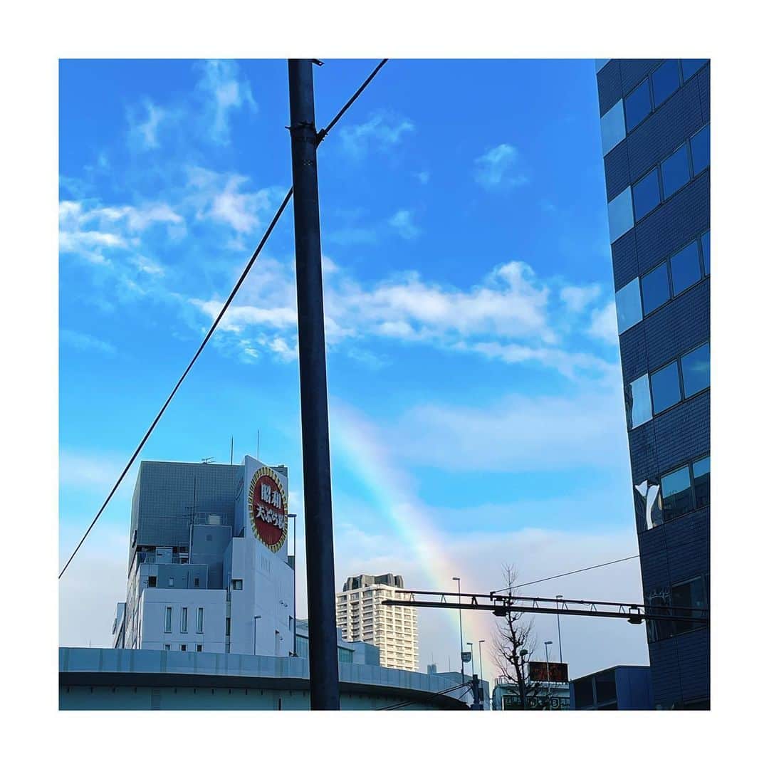 鎌田聖菜さんのインスタグラム写真 - (鎌田聖菜Instagram)「▶︎雨上がりの夕暮れって大好き💕﻿ ﻿ 昨日は雨上がりに﻿ ふと歩きたくなり、一駅前で下車。﻿ ぶらぶらしてたら、15分くらいだけ虹が見えた🌈﻿ ﻿ 自分をなかなか受け入れることができないと、いろんなことに支障をきたす。﻿ ﻿ 誰かに「見て見て！」と﻿ 相手の反応で承認欲求を満たしたり﻿ ﻿ 　﻿ 自分を大きく見せないと崩れてしまいそうで﻿ ビックマウスになったり﻿ ﻿ 　﻿ はたまた﻿ カラダやお肌が悲鳴をあげることだってある。﻿ ﻿ 　﻿ 私たちの魂とカラダはいつも正直だ。﻿ ﻿ 　﻿ 天邪鬼なのは「意識」だけ。﻿ ﻿ 　﻿ でもその天邪鬼に気付けないのも、﻿ これまた人生の醍醐味。﻿ ﻿ 　﻿ 人は幸せになるために生まれてくる。﻿ ﻿ 　﻿ 自分の大切な何かを見つけるために生まれてくる。﻿ 　﻿ ﻿ 人や自分に優しくなるために生まれてくる。﻿ ﻿ 　﻿ ほぉら、﻿ なんにもしてなくたって﻿ 何をしてたって私は私。﻿ ﻿ 　﻿ あとはどんな夢を叶えたいかをじっくり描き、﻿ そこに向かって歩いていくだけなんだ。﻿ 　﻿ 　﻿ 2021年、﻿ あなたはどんな夢を描き、﻿ どんな自分を生きますか？﻿ ﻿ ﻿ ﻿ *…..*…..*…..*…..*…..*…..*…..*…..*…..*…..*…..*﻿ 全国書店にて好評発売中🍀﻿ Amazon／楽天でも🪞✨﻿ 鎌田聖菜 初著書📚﻿ 『運命を変える鏡の本。』(サンマーク出版)﻿ で検索🔍　﻿ ﻿ or﻿ ﻿ プロフのURLをクリックしてね👆 ﻿ ﻿ ﻿ あなたに届け、この想い💕﻿  ﻿ ﻿ ﻿ #美しく生きる#鏡#運命を変える鏡の本。﻿ #心を整える #内面美容 #自尊心 #自己肯定 #鏡学 #鎌田聖菜 #セルフコーチング #hsp#虹の橋 #自分と向き合う#心理学#自己表現 #本当の自分 #自分色 #美しく生きる#自己啓発 #幸せになる #美容効果 #スピリチュアル#心#メンタルケア#心を整える #体型維持#美容情報 #美容法 #自分を好きになる﻿」2月16日 17時35分 - seina_kamada