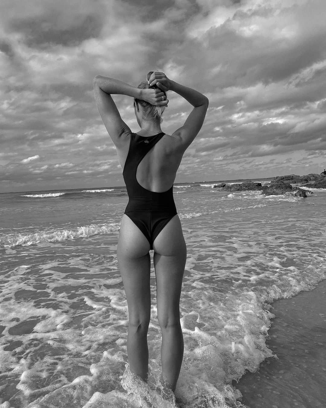 ナタリー・ジェーン・ローザーのインスタグラム：「Recovery Swims in new @alo 🖤🌊」