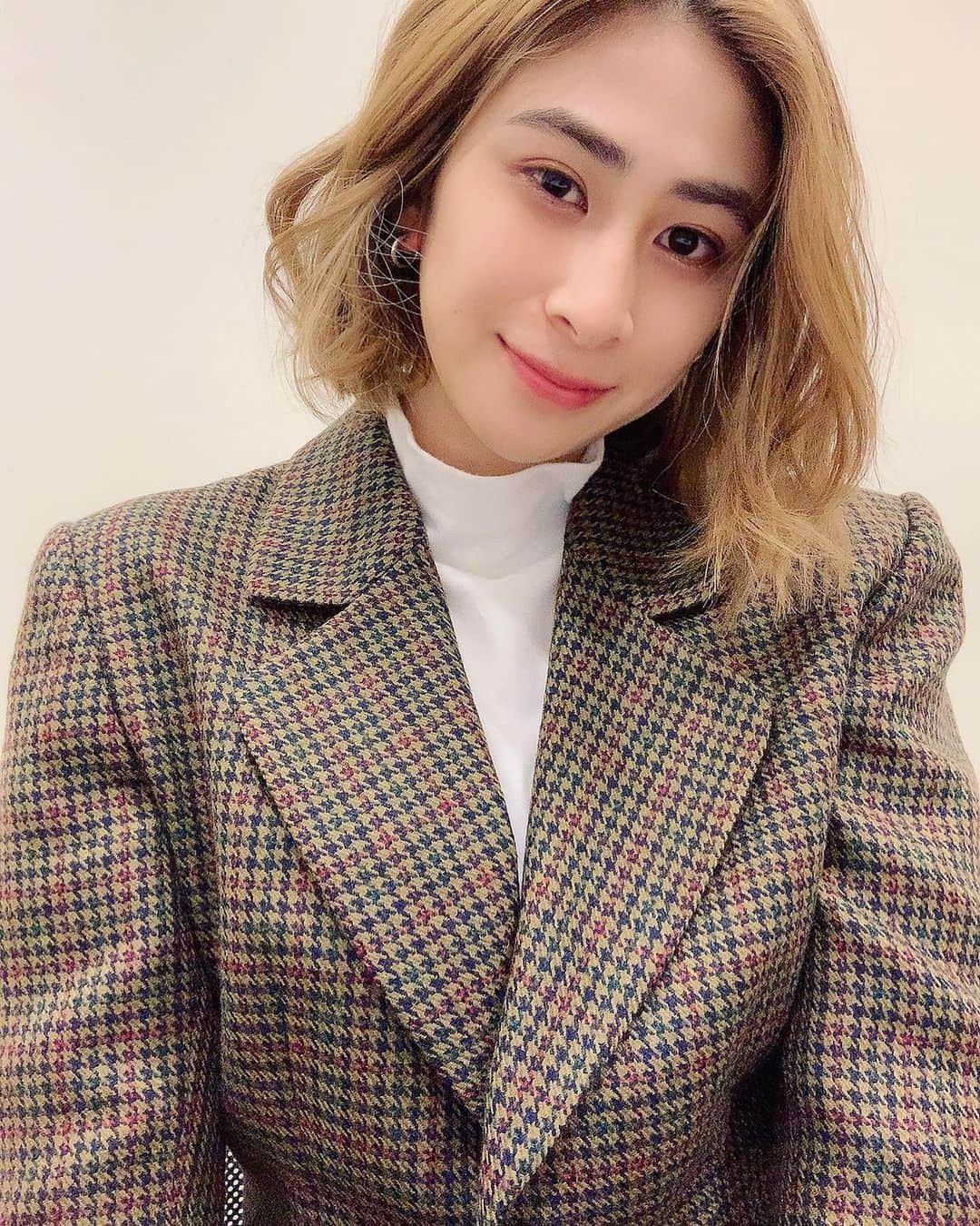 関谷真由のインスタグラム：「髪色抜けてきてこれもまたすき🥰  古着屋さんで見つけたジャケットお気に入り♡」