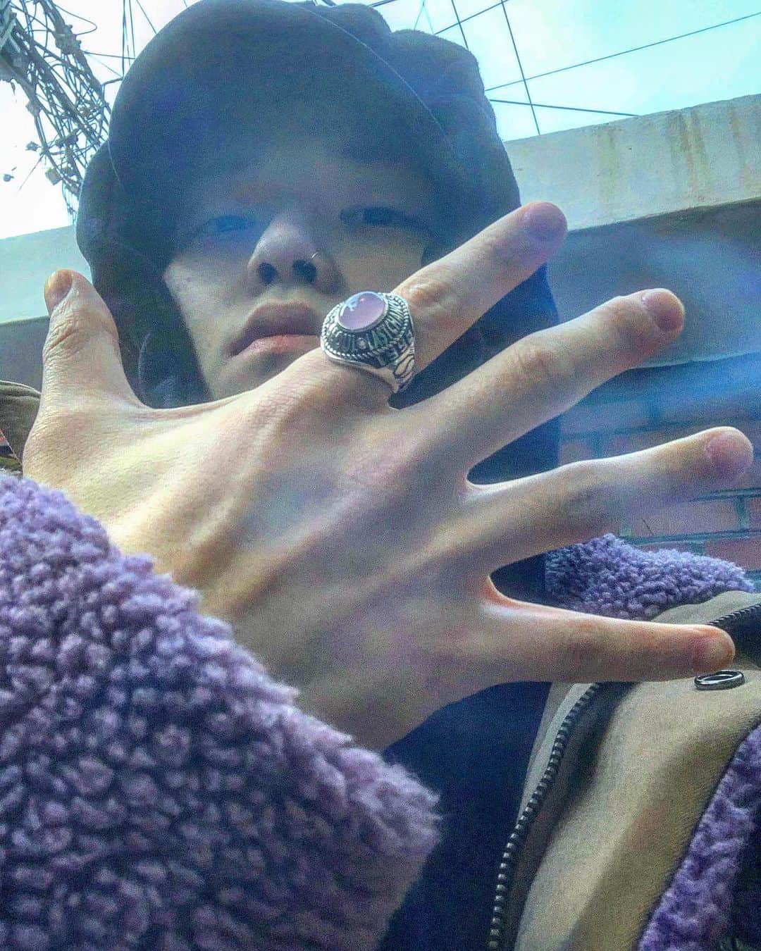 ZELO のインスタグラム：「이번에 제 탄생석이 담긴 세상 단 하나뿐인 반지를 만들어봤습니다. 세 개의 다이아몬드 사이에는 SEOUL, WORLDWIDE, LASTCHANCE라는 글이 새겨져 있고 B.A.P 때부터 많은 사랑을 주신 여러분들께 ‘과거에나 현재에나 늘 마지막 기회인 것처럼 음악 하겠다’라는 메시지를 담았어요.  내일 오후 6시부터 판매될 예정입니다  This time, I made the special birthstone ring in the world. The three diamonds are engraved with SEOUL, WORLDWIDE, and LAST CHANCE.  For those who have loved us Since BAP founded, I’ve made music as if it's my last chance.  It will be on sale from 6 p.m. tomorrow   Link in bio❗️」