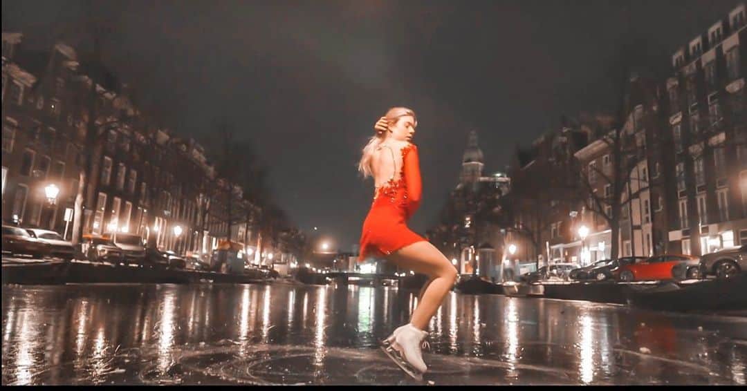 ニキ・ヴォリーズさんのインスタグラム写真 - (ニキ・ヴォリーズInstagram)「LINK IN BIO!!  So this happened: Amsterdam canals, Sunday morning, starting at 5 A.M, it was early it was freezing cold but it was soooo beautiful and so worth it.  Fun fact: Did you like the music? Because it was specially composed for this video, by the amazing @nikolai.clavier !!!!!!  Big thanks to @jaapmardiemel, you are an artist!!」2月16日 17時42分 - nikiwories